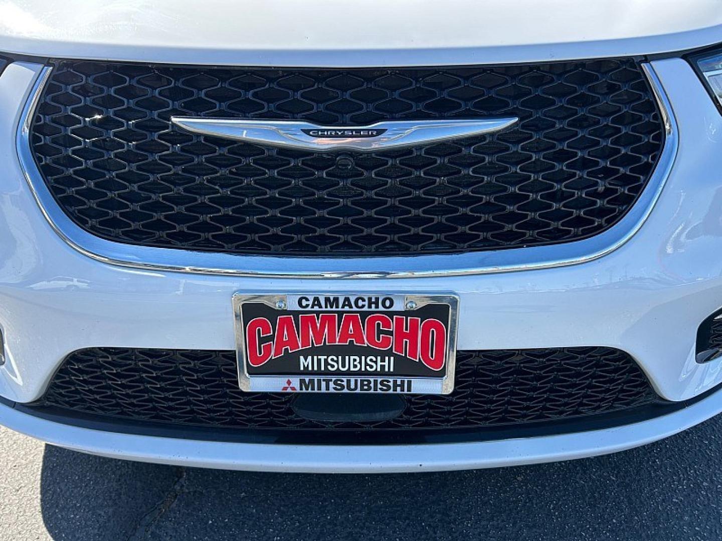 2024 WHITE Chrysler Pacifica (2C4RC1BGXRR) with an V6 3.6 Liter engine, Automatic 9-Spd transmission, located at 412 Auto Vista Drive, Palmdale, 93551, (661) 945-0620, 34.592636, -118.136681- Photo#5