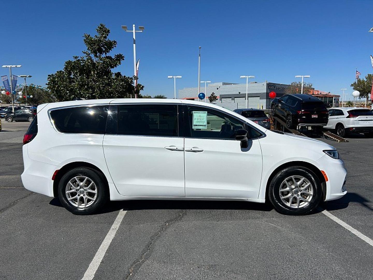 2024 WHITE Chrysler Pacifica (2C4RC1BGXRR) with an V6 3.6 Liter engine, Automatic 9-Spd transmission, located at 412 Auto Vista Drive, Palmdale, 93551, (661) 945-0620, 34.592636, -118.136681- Photo#6
