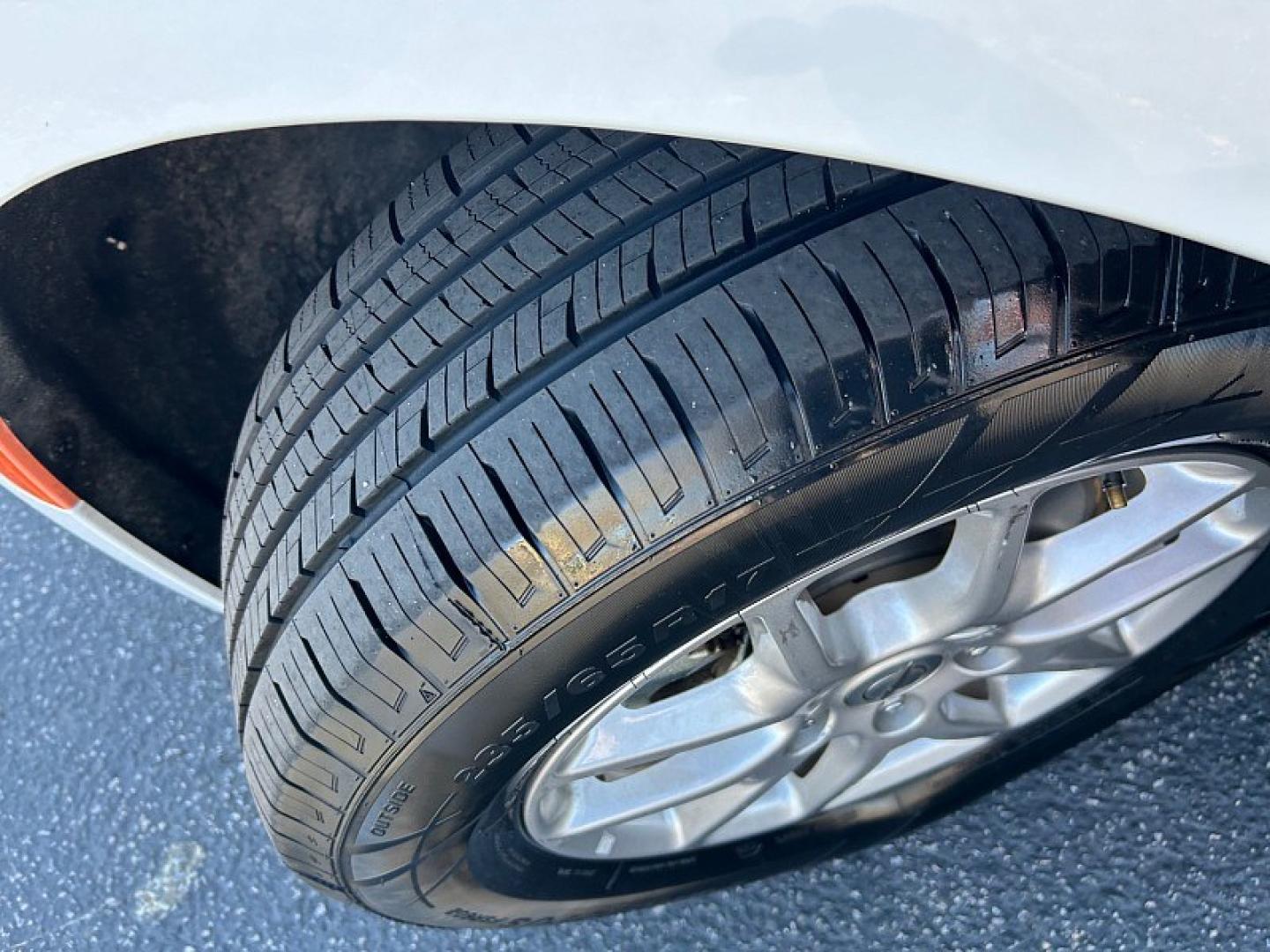 2024 WHITE Chrysler Pacifica (2C4RC1BGXRR) with an V6 3.6 Liter engine, Automatic 9-Spd transmission, located at 412 Auto Vista Drive, Palmdale, 93551, (661) 945-0620, 34.592636, -118.136681- Photo#14