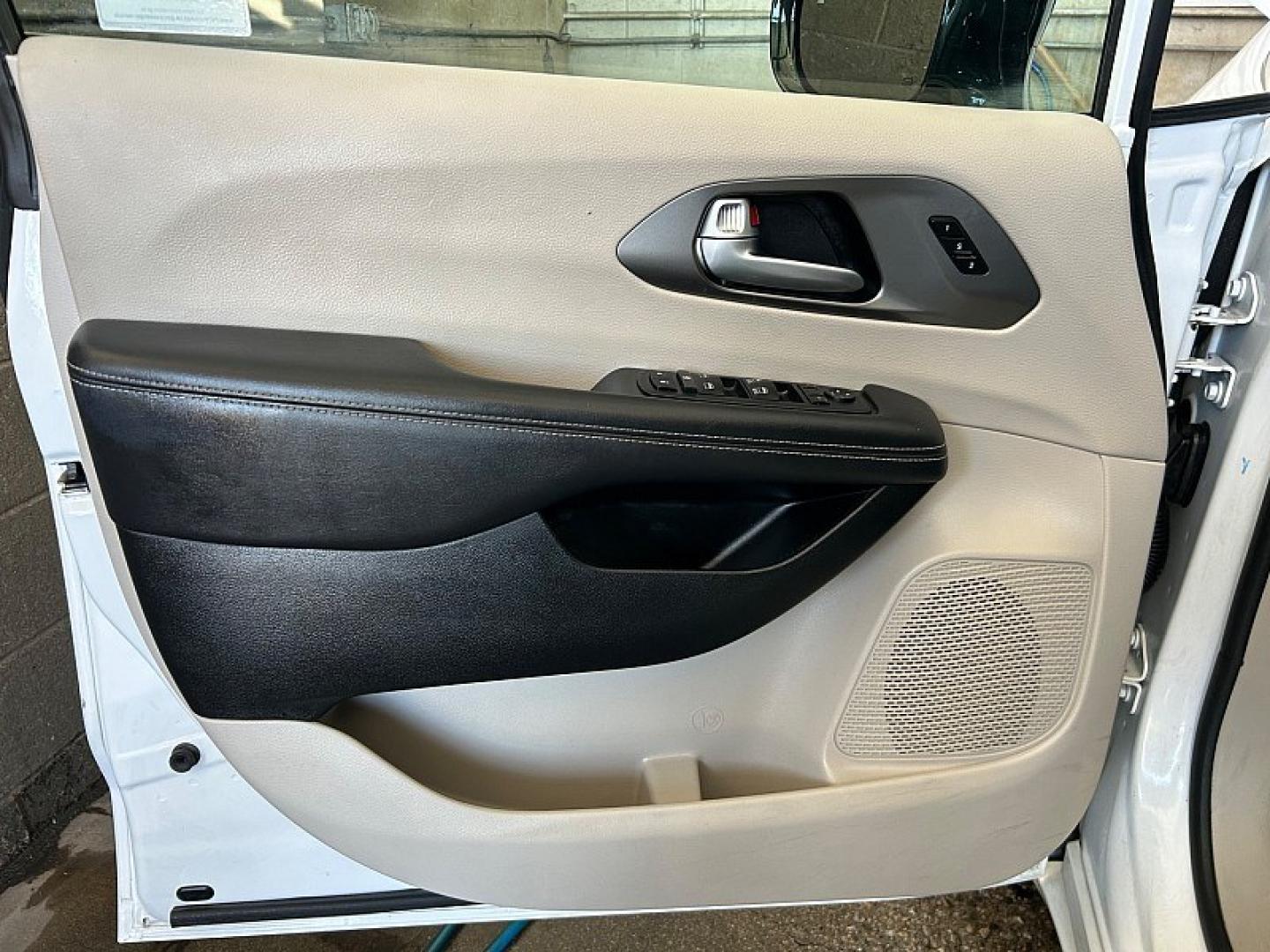 2024 WHITE Chrysler Pacifica (2C4RC1BGXRR) with an V6 3.6 Liter engine, Automatic 9-Spd transmission, located at 412 Auto Vista Drive, Palmdale, 93551, (661) 945-0620, 34.592636, -118.136681- Photo#16