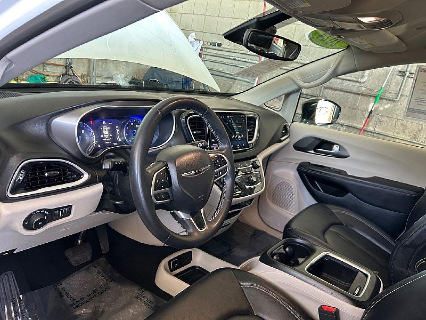 2024 WHITE Chrysler Pacifica (2C4RC1BGXRR) with an V6 3.6 Liter engine, Automatic 9-Spd transmission, located at 412 Auto Vista Drive, Palmdale, 93551, (661) 945-0620, 34.592636, -118.136681- Photo#17