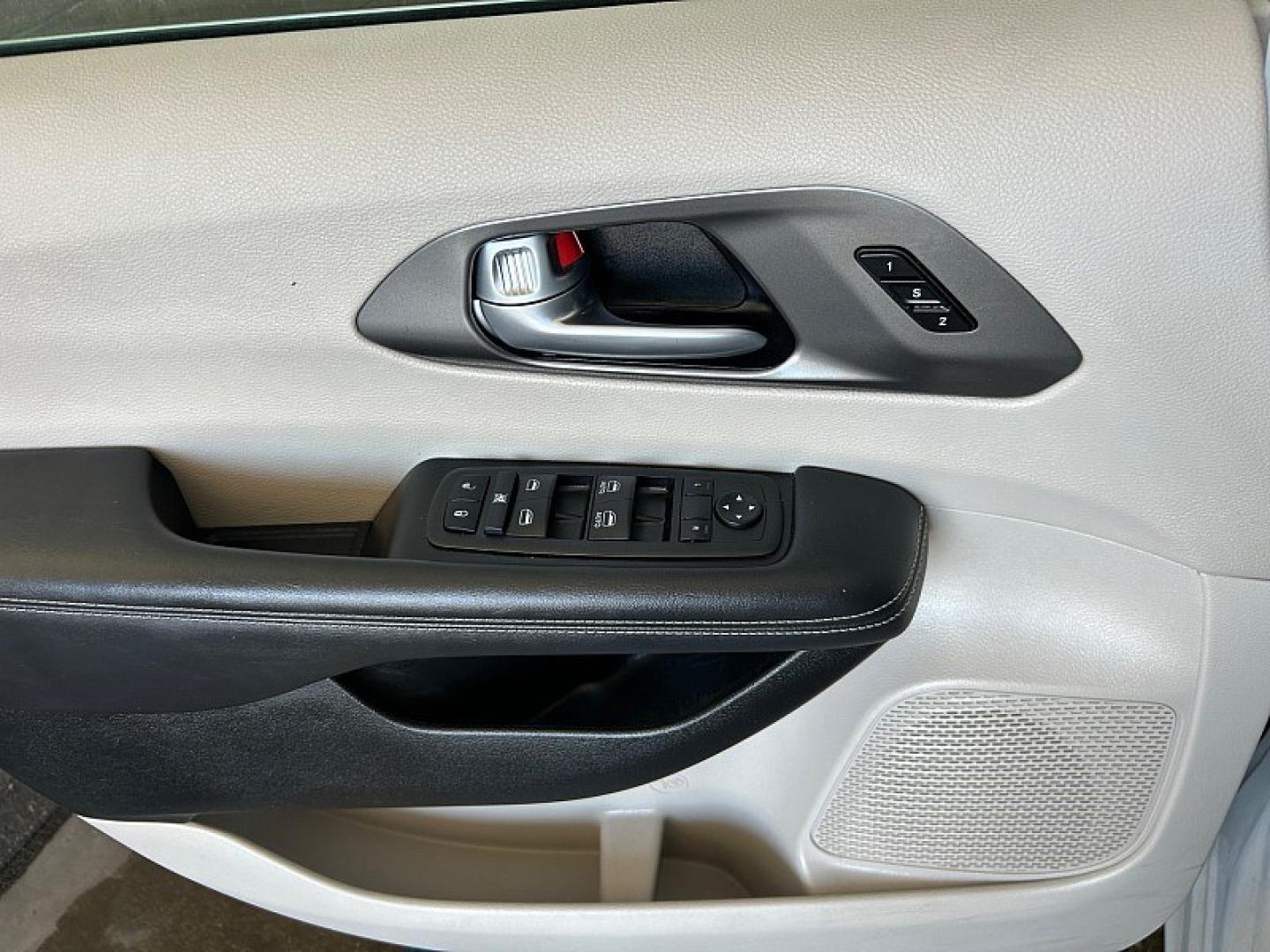 2024 WHITE Chrysler Pacifica (2C4RC1BGXRR) with an V6 3.6 Liter engine, Automatic 9-Spd transmission, located at 412 Auto Vista Drive, Palmdale, 93551, (661) 945-0620, 34.592636, -118.136681- Photo#26