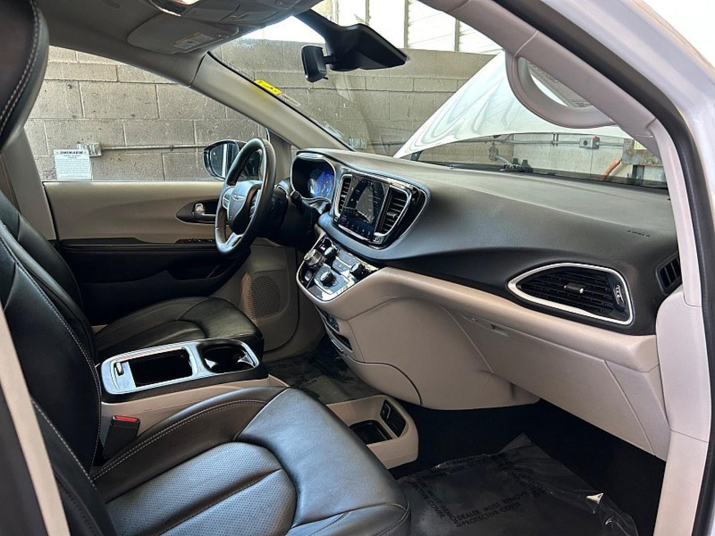 2024 WHITE Chrysler Pacifica (2C4RC1BGXRR) with an V6 3.6 Liter engine, Automatic 9-Spd transmission, located at 412 Auto Vista Drive, Palmdale, 93551, (661) 945-0620, 34.592636, -118.136681- Photo#30