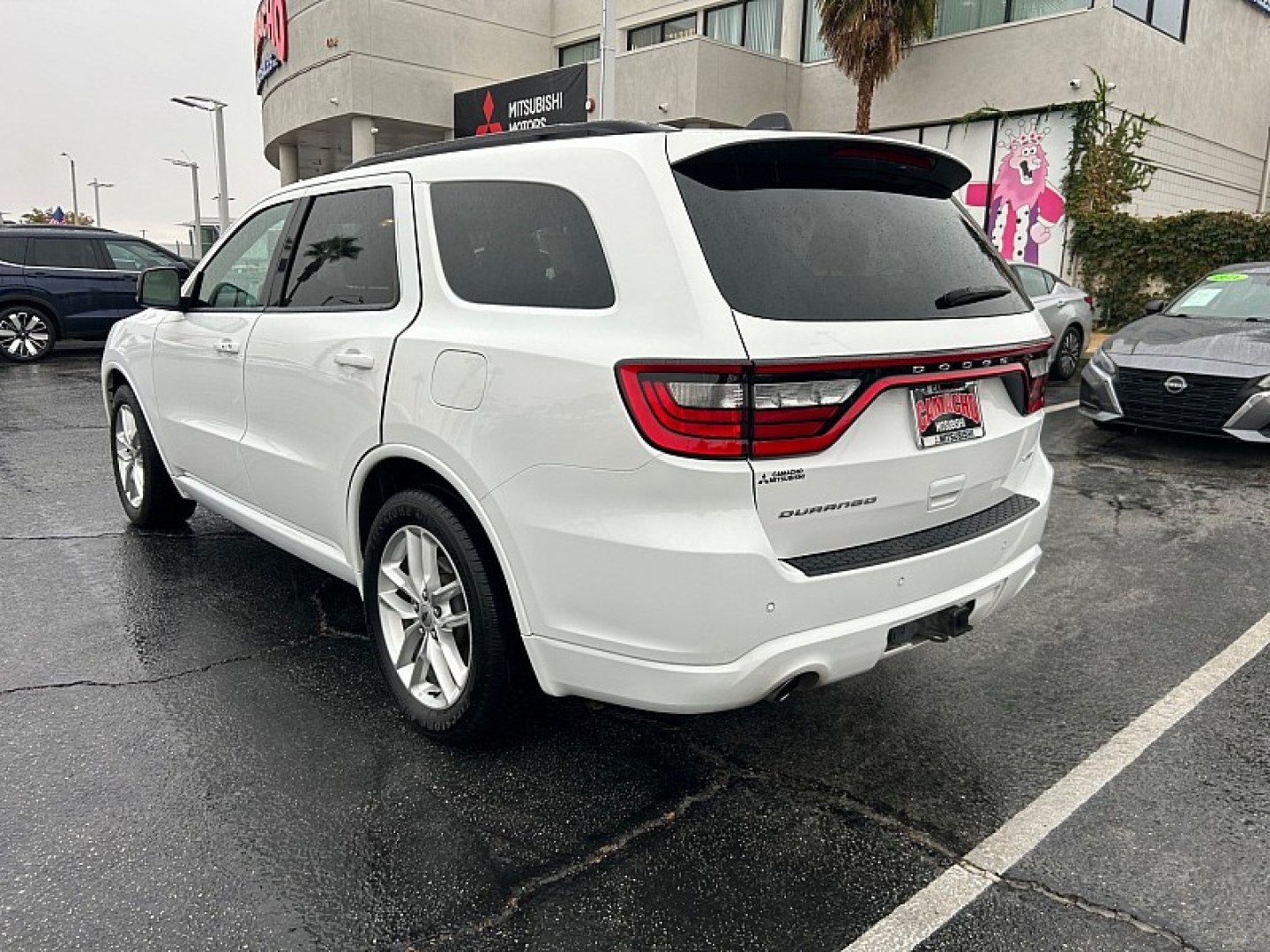 2024 WHITE /BLACK Dodge Durango (1C4RDHDG9RC) with an V6 3.6 Liter engine, Automatic 8-Spd transmission, located at 412 Auto Vista Drive, Palmdale, 93551, (661) 945-0620, 34.592636, -118.136681- Photo#9