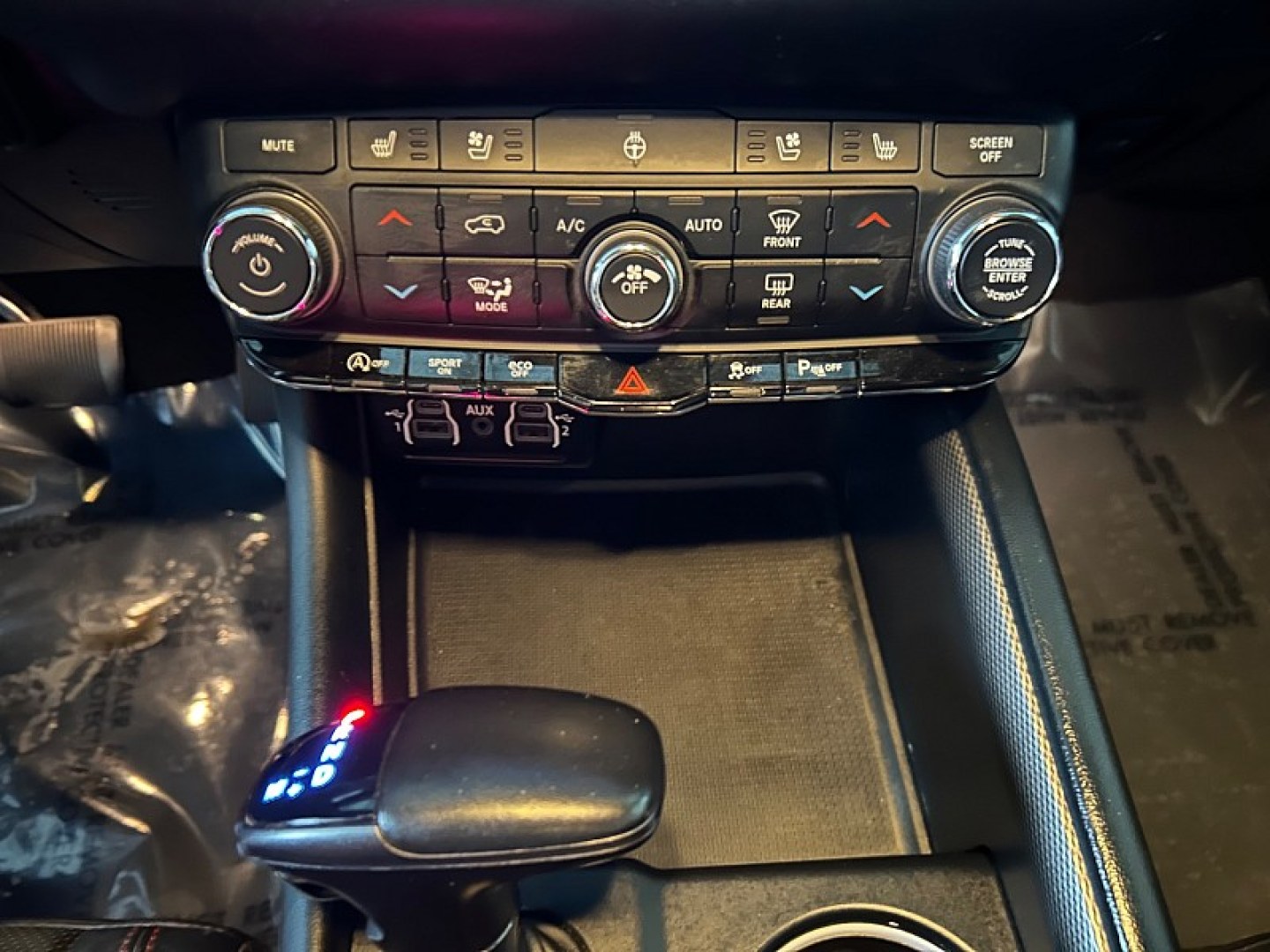2024 WHITE /BLACK Dodge Durango (1C4RDHDG9RC) with an V6 3.6 Liter engine, Automatic 8-Spd transmission, located at 412 Auto Vista Drive, Palmdale, 93551, (661) 945-0620, 34.592636, -118.136681- Photo#21