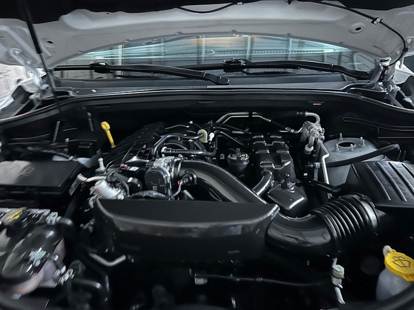 2024 WHITE /BLACK Dodge Durango (1C4RDHDG9RC) with an V6 3.6 Liter engine, Automatic 8-Spd transmission, located at 412 Auto Vista Drive, Palmdale, 93551, (661) 945-0620, 34.592636, -118.136681- Photo#26