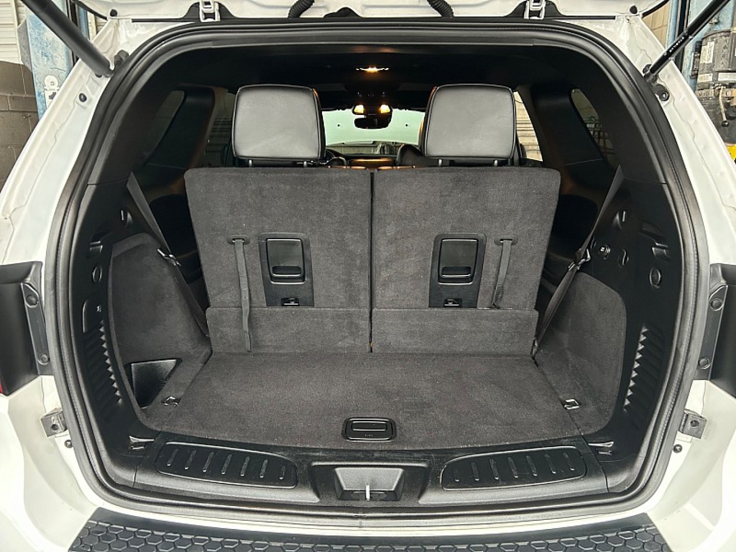 2024 WHITE /BLACK Dodge Durango (1C4RDHDG9RC) with an V6 3.6 Liter engine, Automatic 8-Spd transmission, located at 412 Auto Vista Drive, Palmdale, 93551, (661) 945-0620, 34.592636, -118.136681- Photo#27