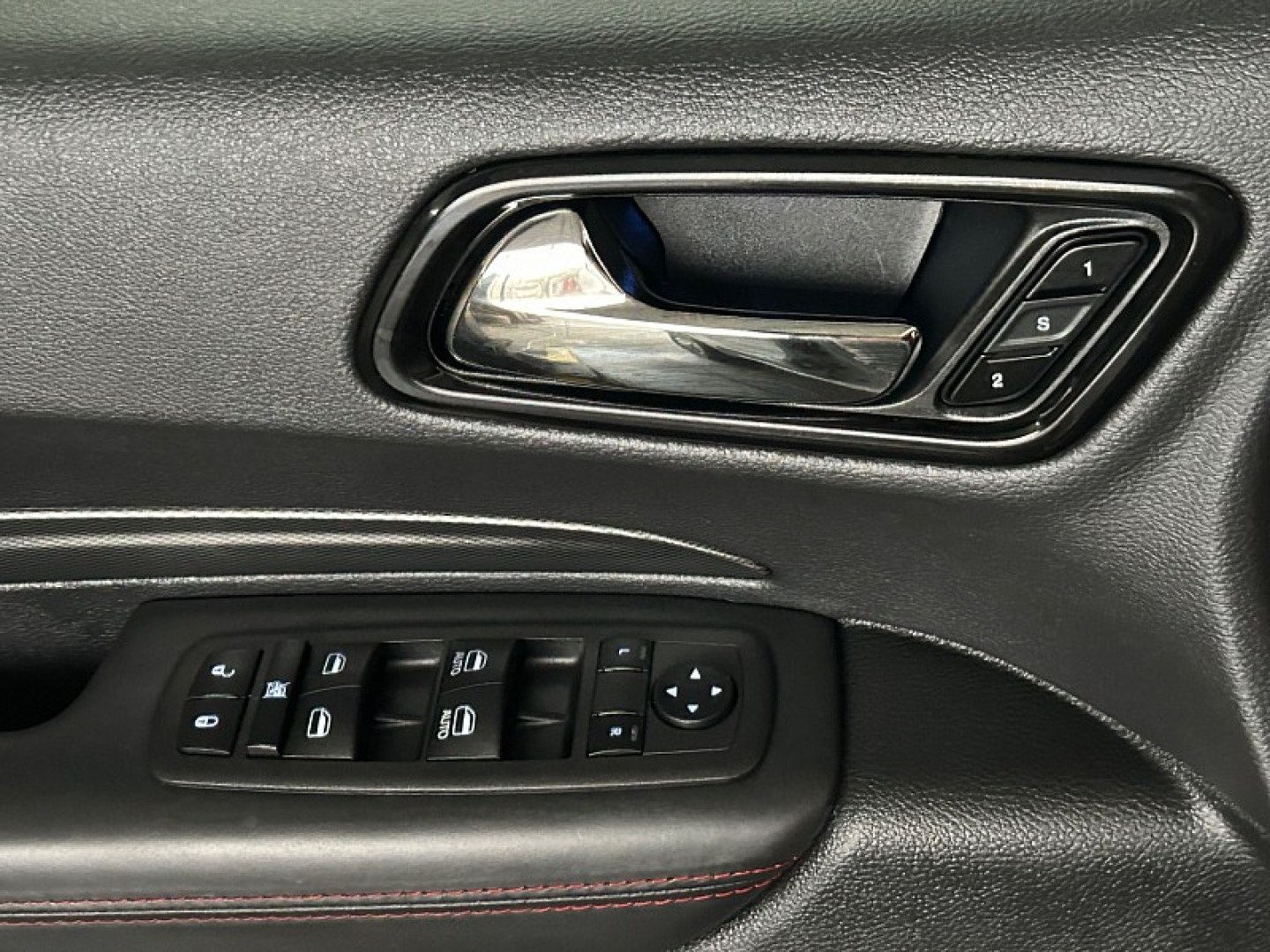 2024 WHITE /BLACK Dodge Durango (1C4RDHDG9RC) with an V6 3.6 Liter engine, Automatic 8-Spd transmission, located at 412 Auto Vista Drive, Palmdale, 93551, (661) 945-0620, 34.592636, -118.136681- Photo#30