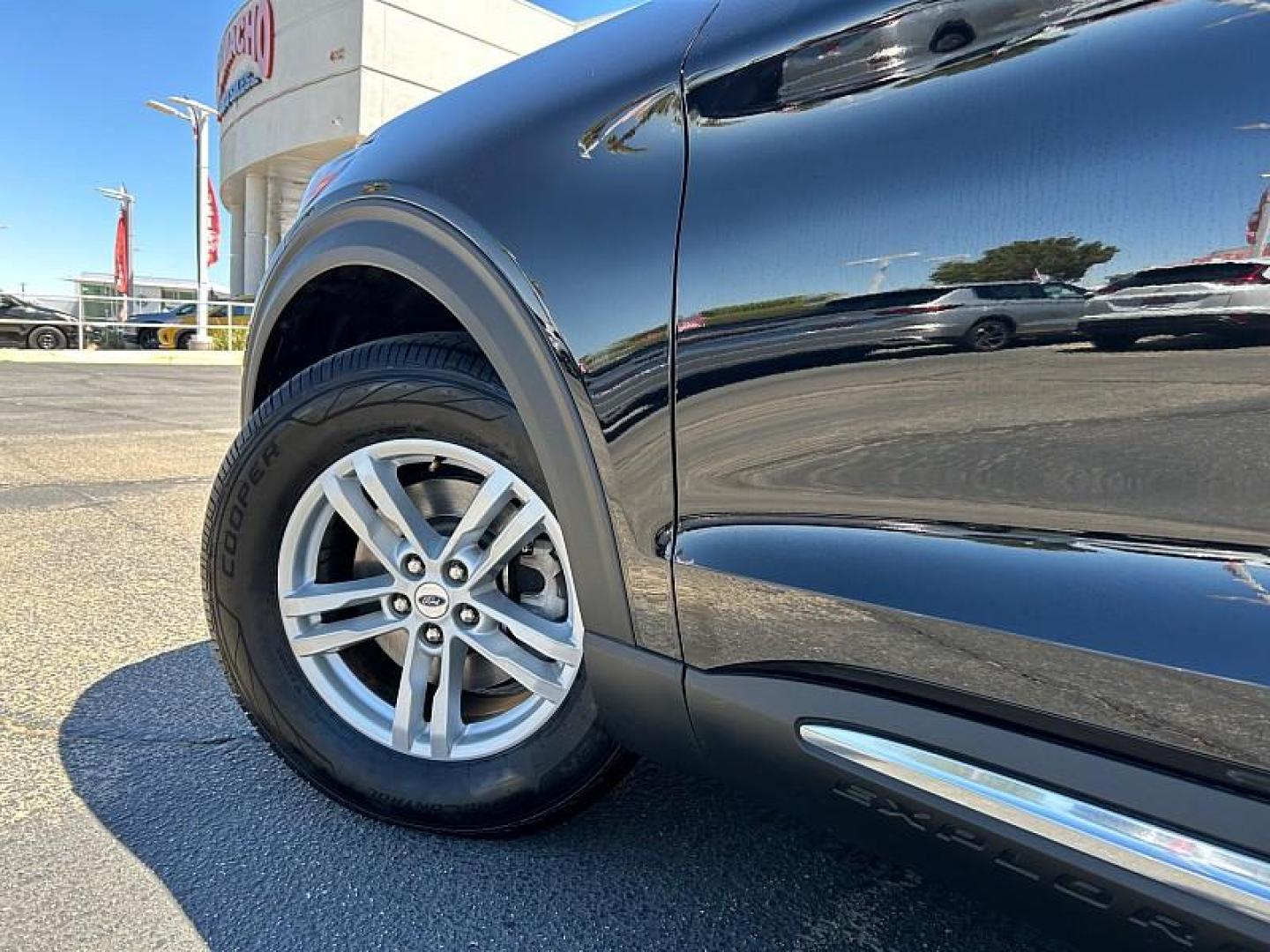 2024 BLACK Ford Explorer (1FMSK7DH1RG) with an 4-Cyl EcoBoost Turbo 2.3 Liter engine, Automatic 10-Spd transmission, located at 412 Auto Vista Drive, Palmdale, 93551, (661) 945-0620, 34.592636, -118.136681 - Photo#12