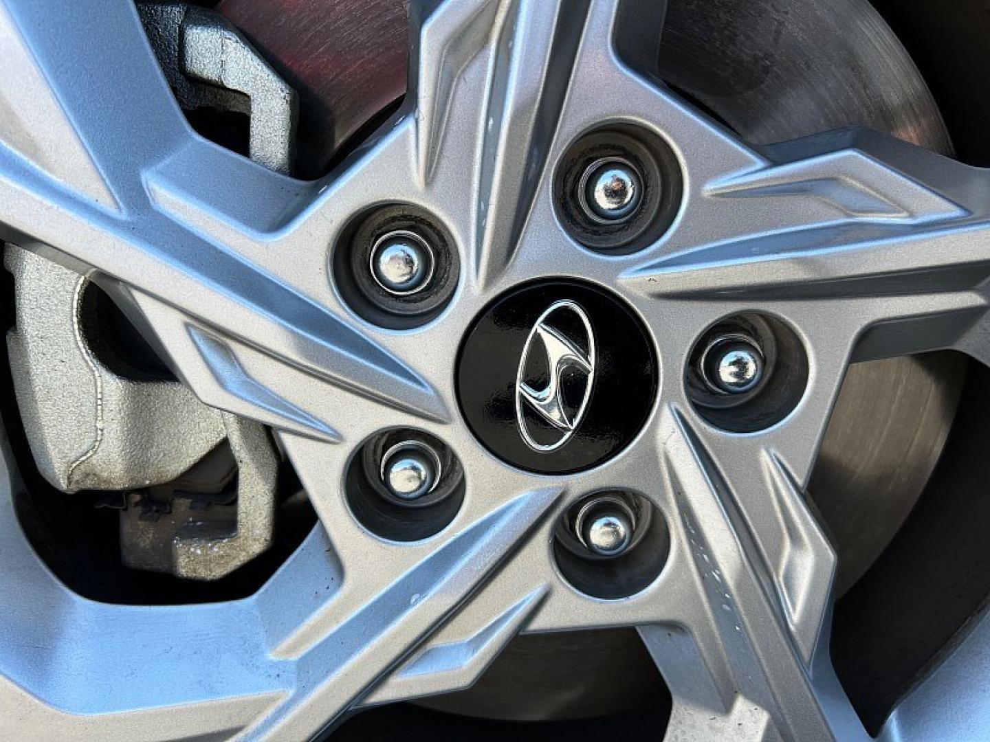2024 Gray Hyundai Tucson (5NMJB3DEXRH) with an 4-Cyl 2.5 Liter engine, Automatic 8-Spd transmission, located at 412 Auto Vista Drive, Palmdale, 93551, (661) 945-0620, 34.592636, -118.136681 - Photo#9