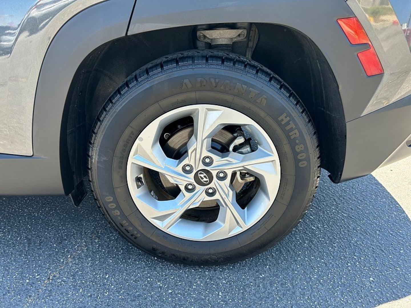 2024 Gray Hyundai Tucson (5NMJB3DEXRH) with an 4-Cyl 2.5 Liter engine, Automatic 8-Spd transmission, located at 412 Auto Vista Drive, Palmdale, 93551, (661) 945-0620, 34.592636, -118.136681 - Photo#13