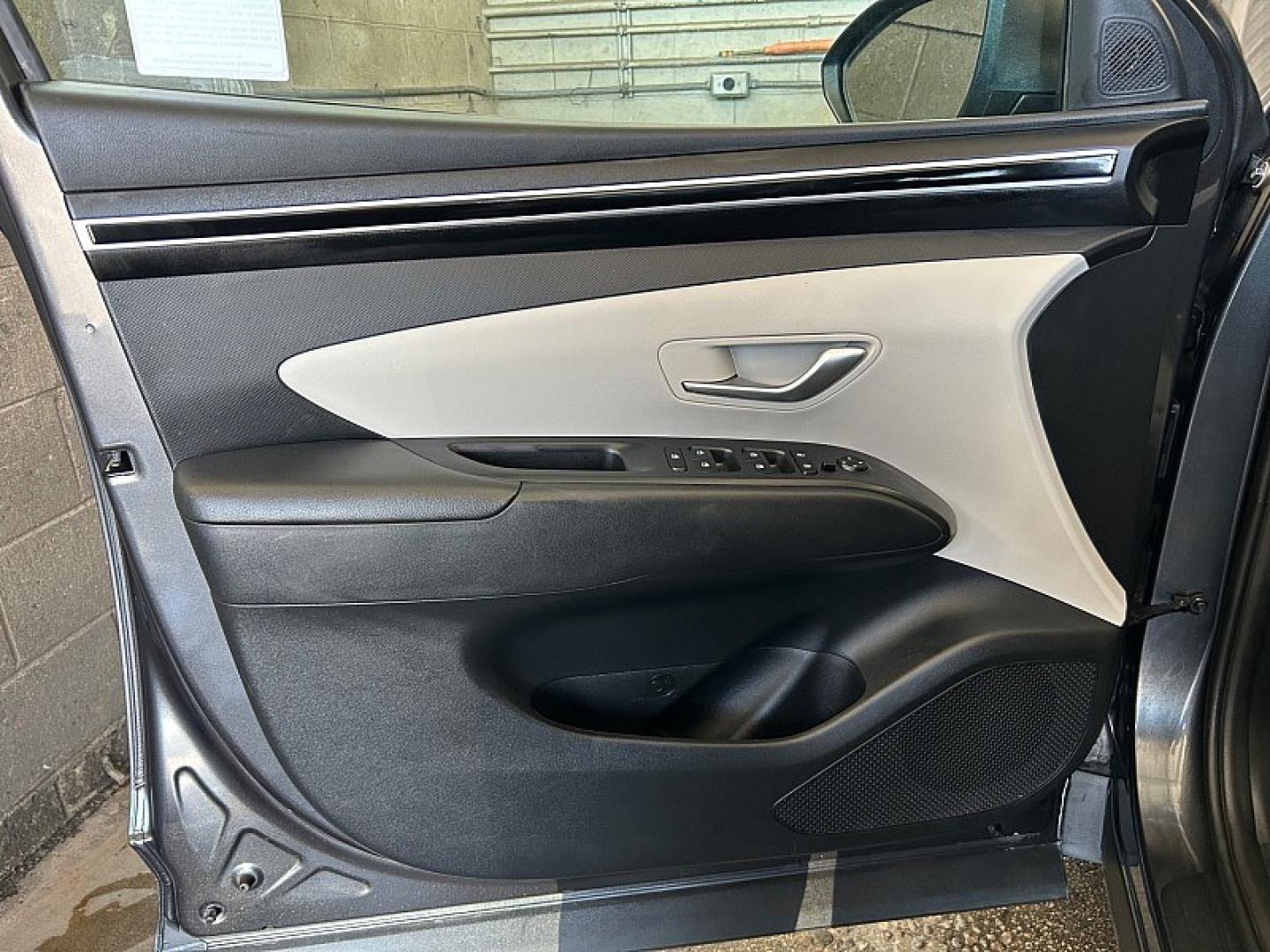 2024 Gray Hyundai Tucson (5NMJB3DEXRH) with an 4-Cyl 2.5 Liter engine, Automatic 8-Spd transmission, located at 412 Auto Vista Drive, Palmdale, 93551, (661) 945-0620, 34.592636, -118.136681 - Photo#16