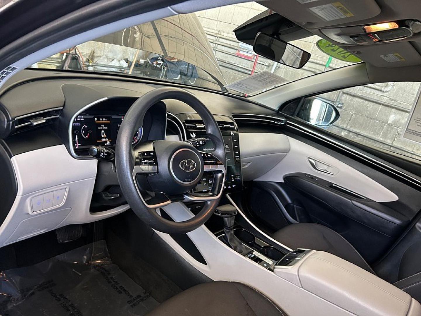 2024 Gray Hyundai Tucson (5NMJB3DEXRH) with an 4-Cyl 2.5 Liter engine, Automatic 8-Spd transmission, located at 412 Auto Vista Drive, Palmdale, 93551, (661) 945-0620, 34.592636, -118.136681 - Photo#17