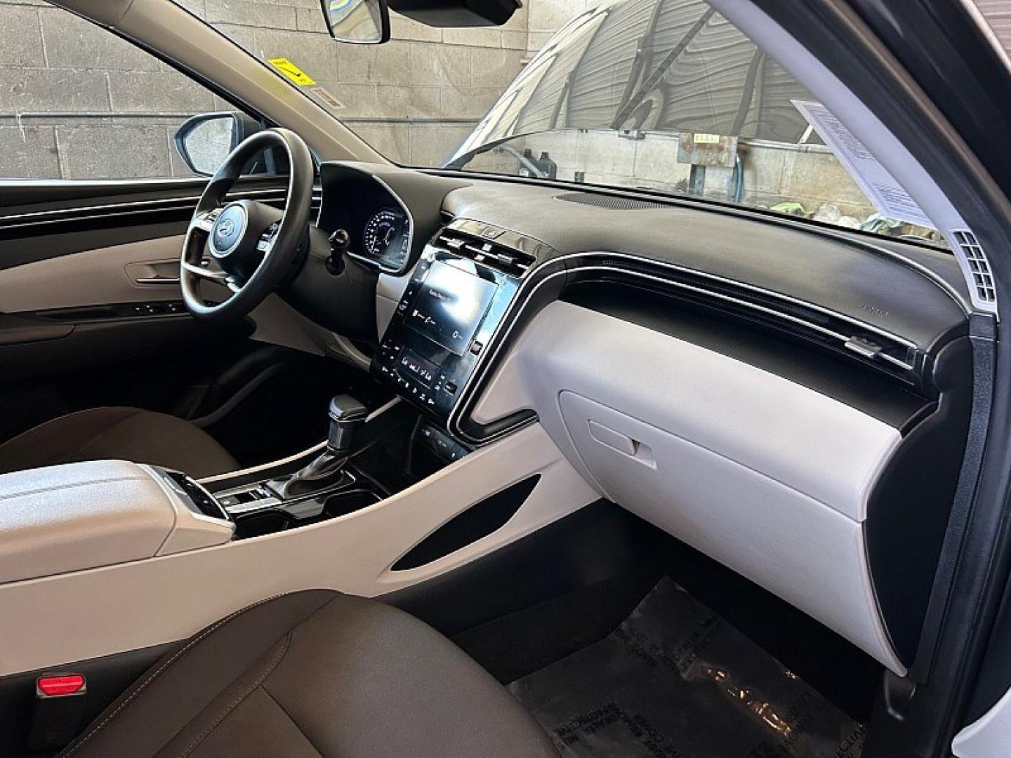 2024 Gray Hyundai Tucson (5NMJB3DEXRH) with an 4-Cyl 2.5 Liter engine, Automatic 8-Spd transmission, located at 412 Auto Vista Drive, Palmdale, 93551, (661) 945-0620, 34.592636, -118.136681 - Photo#23