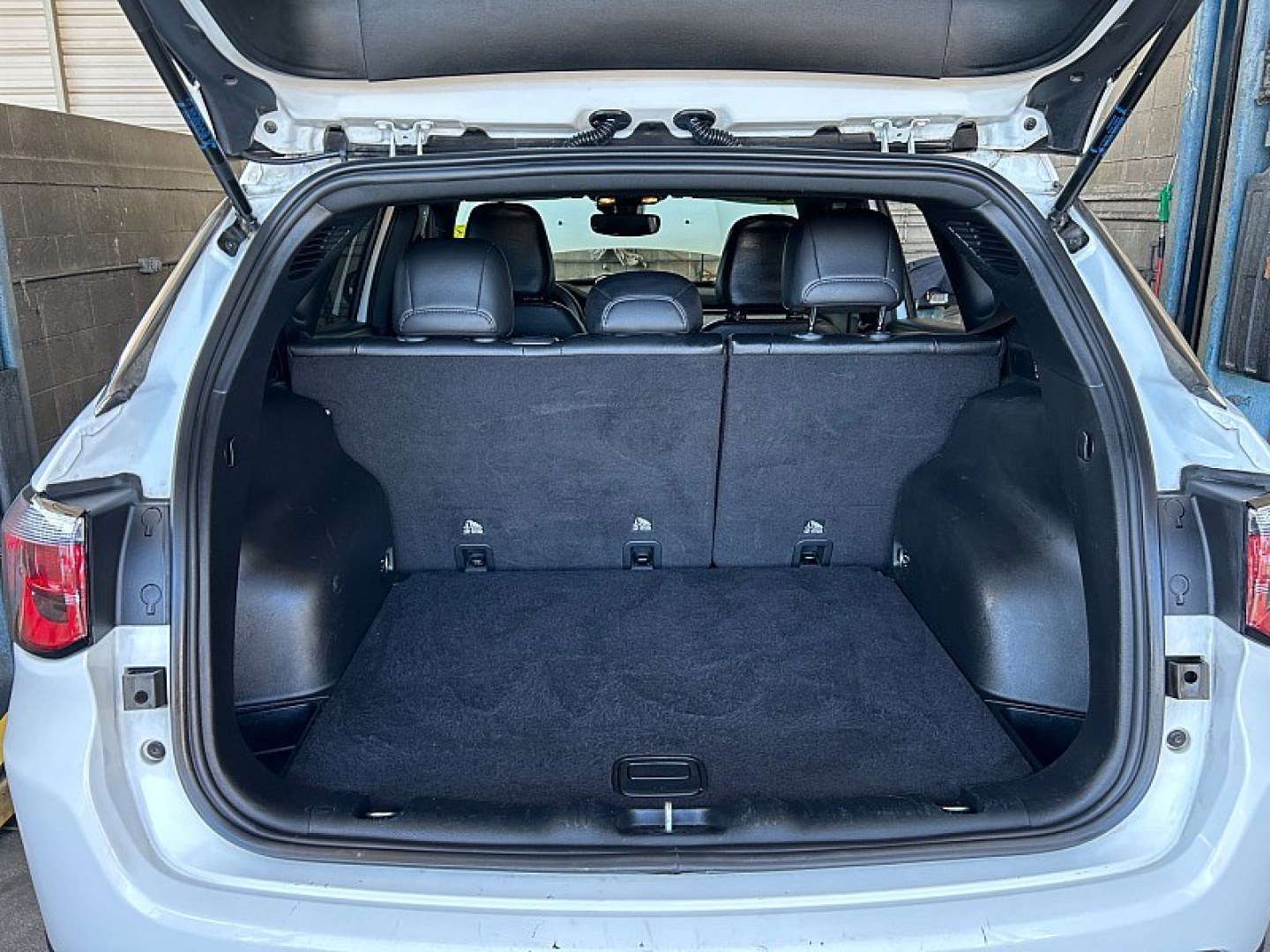 2024 White Jeep Compass (3C4NJDBN8RT) with an 4-Cyl Turbo 2.0 Liter engine, Automatic 8-Spd transmission, located at 412 Auto Vista Drive, Palmdale, 93551, (661) 945-0620, 34.592636, -118.136681- Photo#23