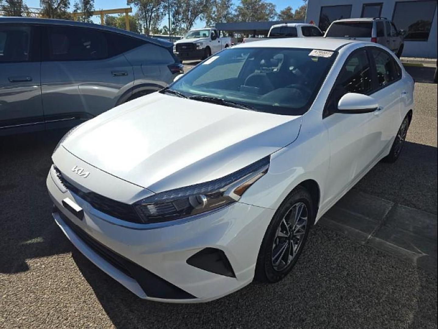 2024 WHITE Kia Forte (3KPF24AD6RE) with an 4-Cyl 2.0 Liter engine, Automatic IVT transmission, located at 412 Auto Vista Drive, Palmdale, 93551, (661) 945-0620, 34.592636, -118.136681 - Photo#0