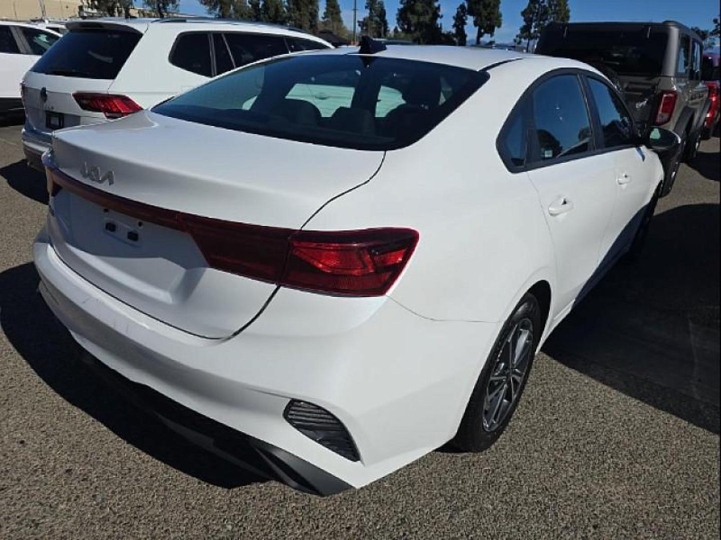 2024 WHITE Kia Forte (3KPF24AD6RE) with an 4-Cyl 2.0 Liter engine, Automatic IVT transmission, located at 412 Auto Vista Drive, Palmdale, 93551, (661) 945-0620, 34.592636, -118.136681 - Photo#2