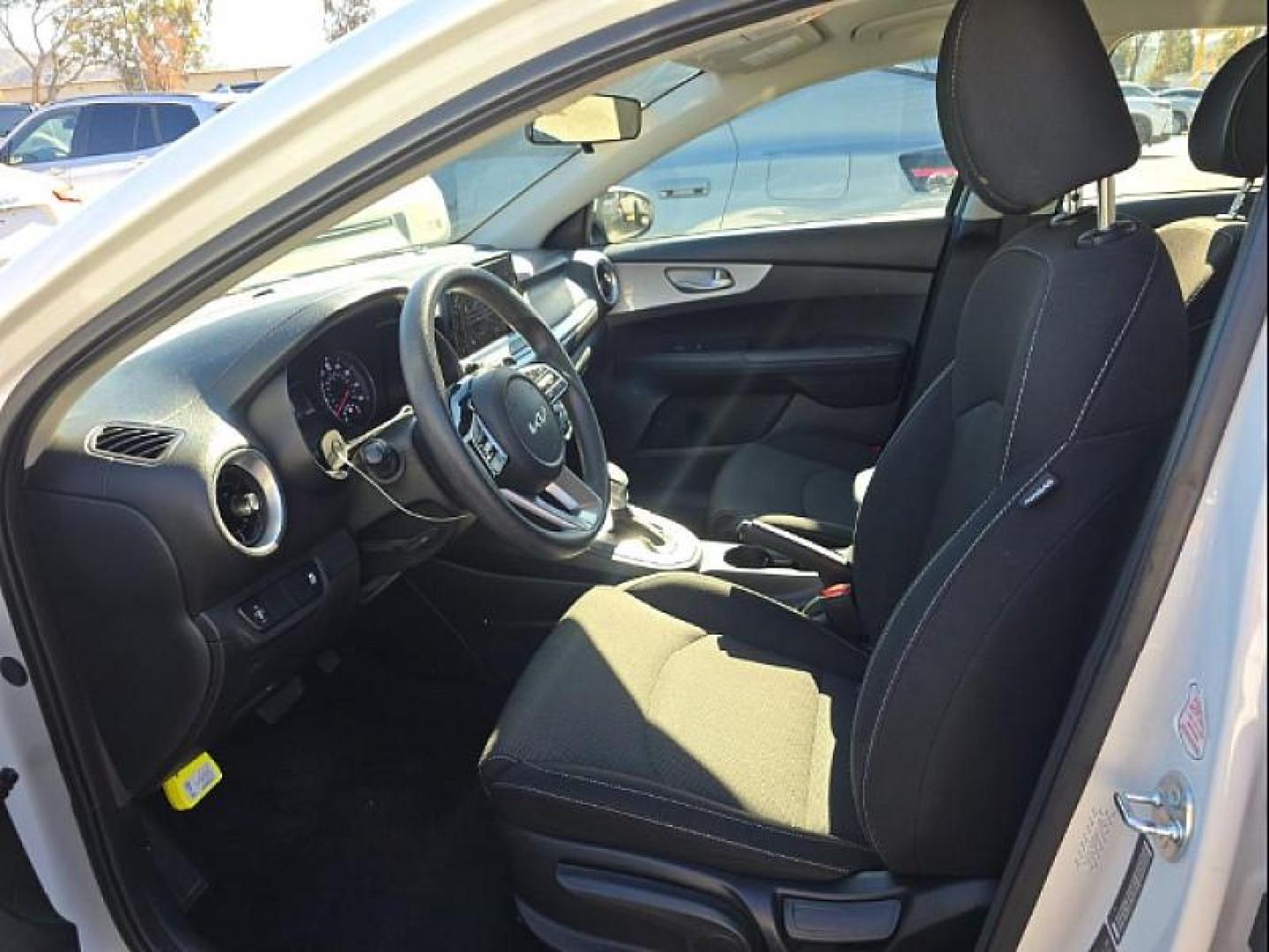 2024 WHITE Kia Forte (3KPF24AD6RE) with an 4-Cyl 2.0 Liter engine, Automatic IVT transmission, located at 412 Auto Vista Drive, Palmdale, 93551, (661) 945-0620, 34.592636, -118.136681 - Photo#3