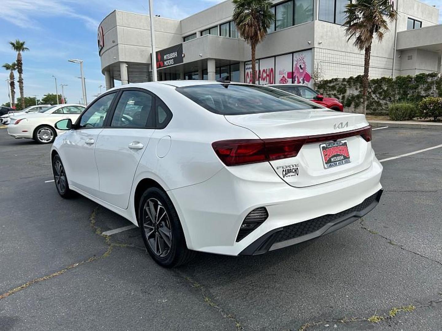 2024 WHITE Kia Forte (3KPF24AD9RE) with an 4-Cyl 2.0 Liter engine, Automatic IVT transmission, located at 412 Auto Vista Drive, Palmdale, 93551, (661) 945-0620, 34.592636, -118.136681- Photo#3