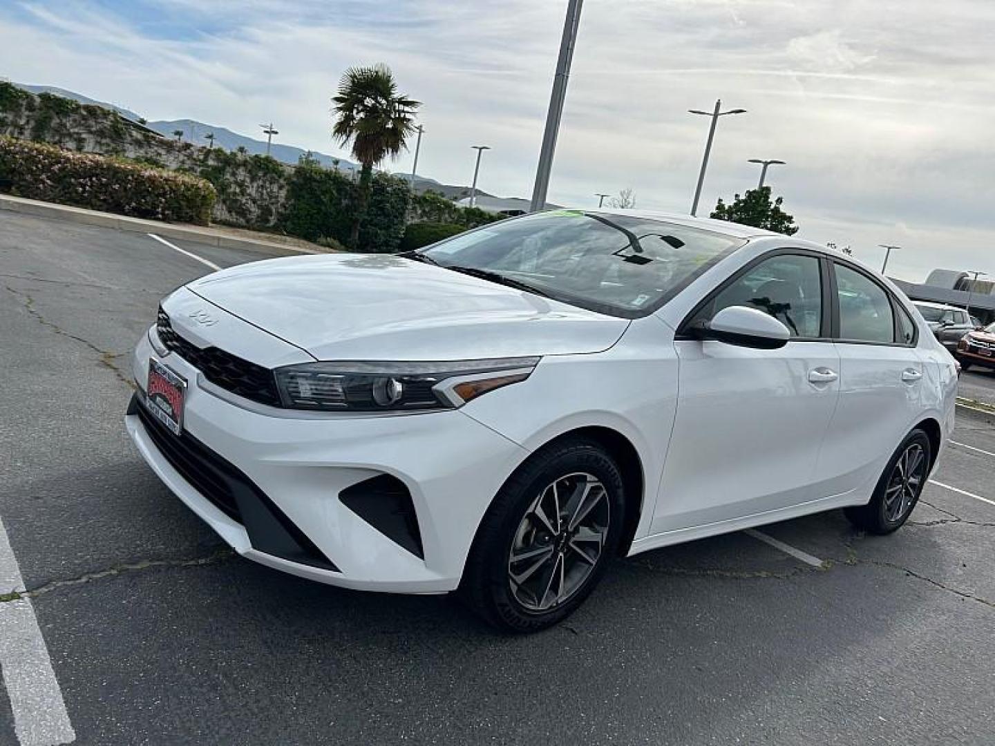 2024 WHITE Kia Forte (3KPF24AD9RE) with an 4-Cyl 2.0 Liter engine, Automatic IVT transmission, located at 412 Auto Vista Drive, Palmdale, 93551, (661) 945-0620, 34.592636, -118.136681- Photo#5