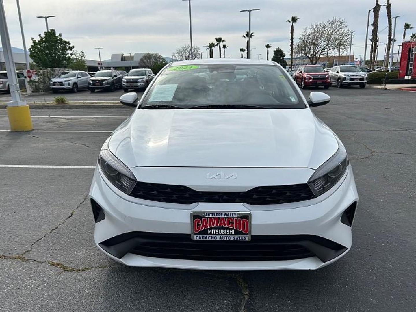 2024 WHITE Kia Forte (3KPF24AD9RE) with an 4-Cyl 2.0 Liter engine, Automatic IVT transmission, located at 412 Auto Vista Drive, Palmdale, 93551, (661) 945-0620, 34.592636, -118.136681- Photo#6