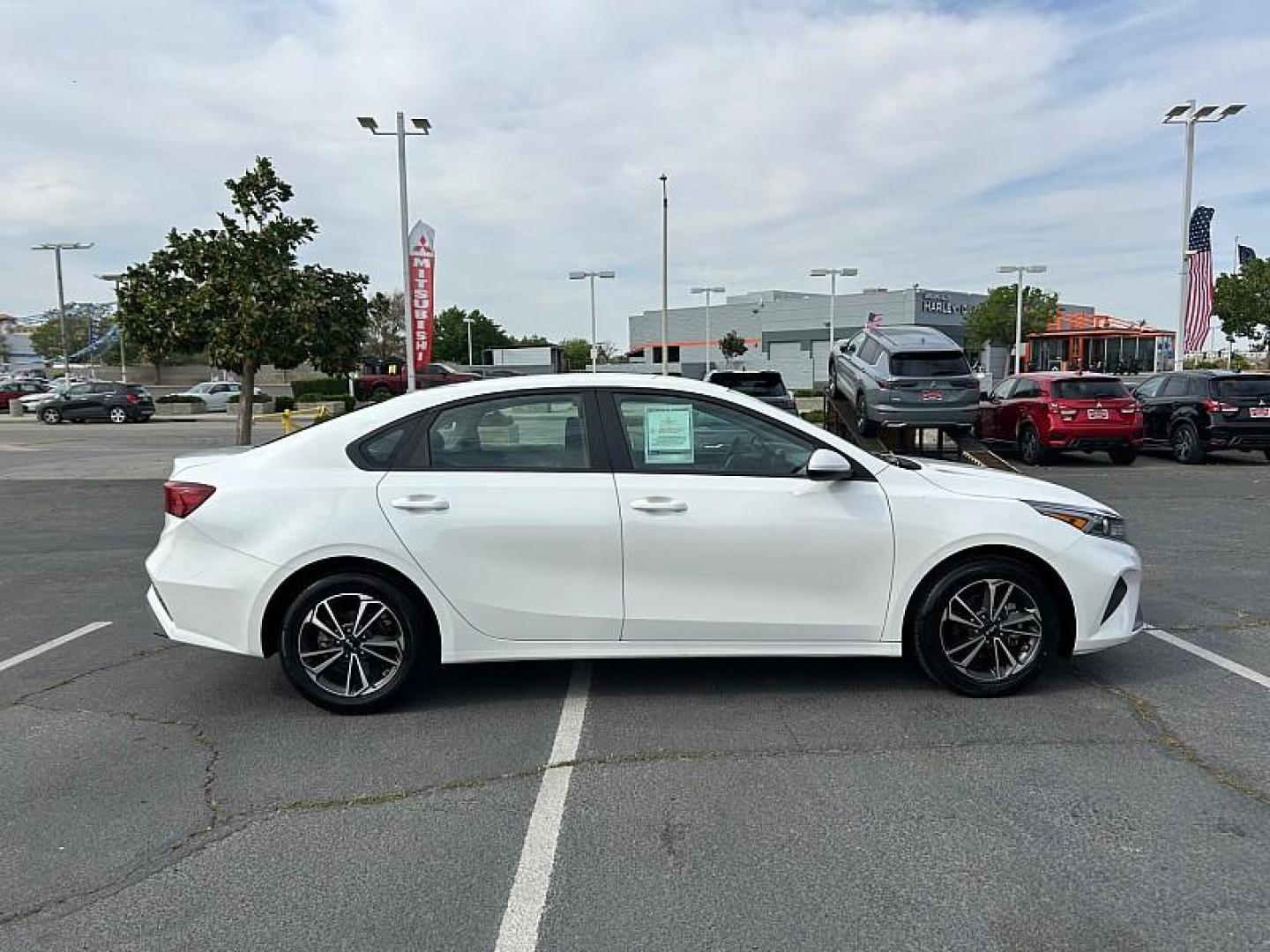 2024 WHITE Kia Forte (3KPF24AD9RE) with an 4-Cyl 2.0 Liter engine, Automatic IVT transmission, located at 412 Auto Vista Drive, Palmdale, 93551, (661) 945-0620, 34.592636, -118.136681- Photo#7