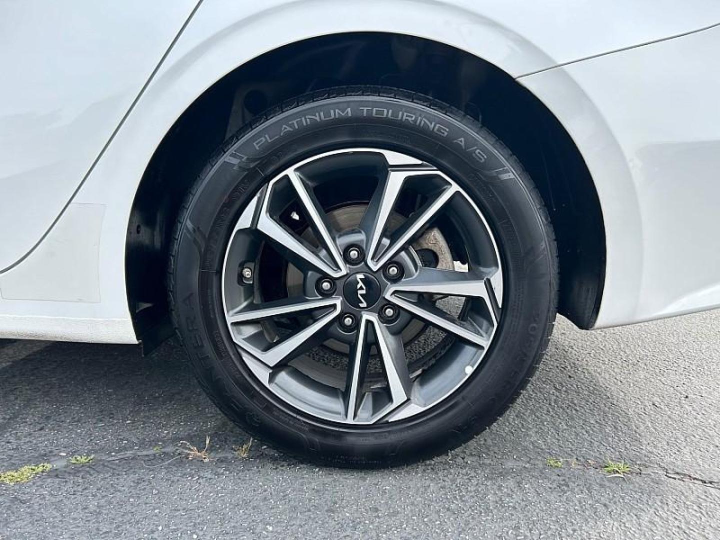 2024 WHITE Kia Forte (3KPF24AD9RE) with an 4-Cyl 2.0 Liter engine, Automatic IVT transmission, located at 412 Auto Vista Drive, Palmdale, 93551, (661) 945-0620, 34.592636, -118.136681- Photo#13
