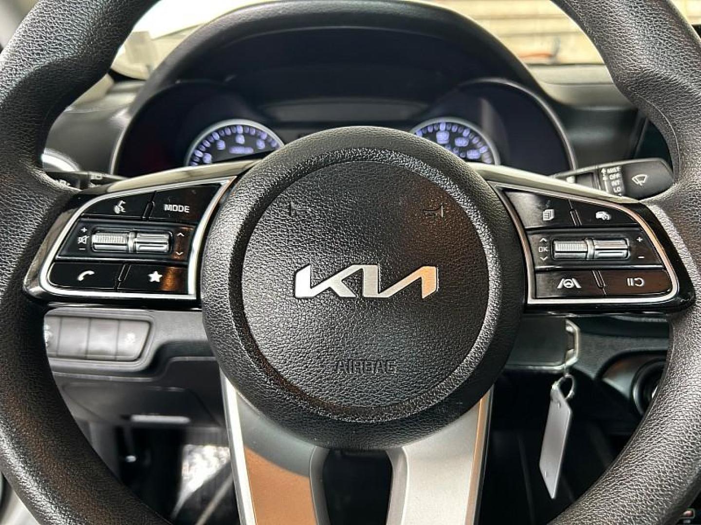 2024 WHITE Kia Forte (3KPF24AD9RE) with an 4-Cyl 2.0 Liter engine, Automatic IVT transmission, located at 412 Auto Vista Drive, Palmdale, 93551, (661) 945-0620, 34.592636, -118.136681- Photo#27