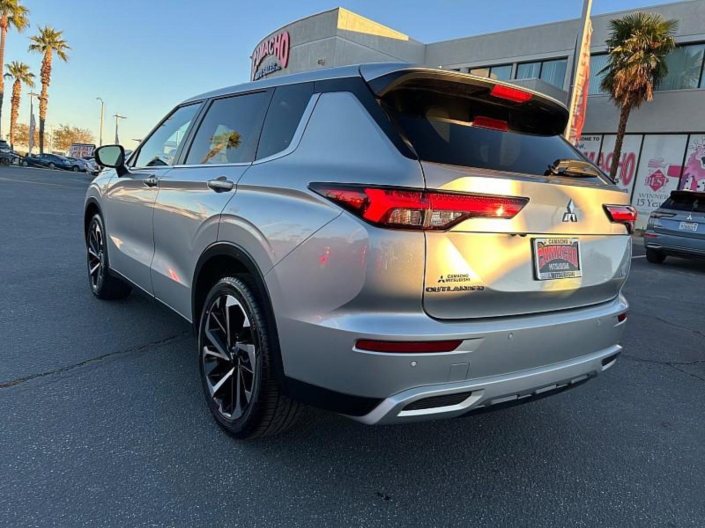 2024 SILVER Mitsubishi Outlander (JA4J3VA8XRZ) with an 4-Cyl 2.5 Liter engine, Automatic CVT transmission, located at 412 Auto Vista Drive, Palmdale, 93551, (661) 945-0620, 34.592636, -118.136681- Photo#4