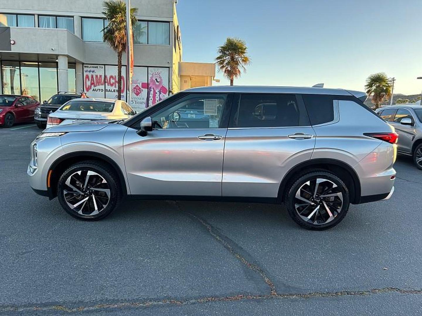 2024 SILVER Mitsubishi Outlander (JA4J3VA8XRZ) with an 4-Cyl 2.5 Liter engine, Automatic CVT transmission, located at 412 Auto Vista Drive, Palmdale, 93551, (661) 945-0620, 34.592636, -118.136681- Photo#5