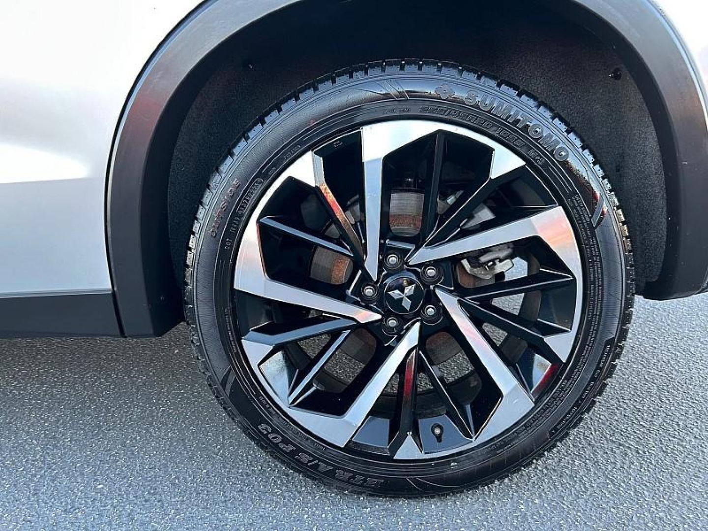 2024 SILVER Mitsubishi Outlander (JA4J3VA8XRZ) with an 4-Cyl 2.5 Liter engine, Automatic CVT transmission, located at 412 Auto Vista Drive, Palmdale, 93551, (661) 945-0620, 34.592636, -118.136681- Photo#10