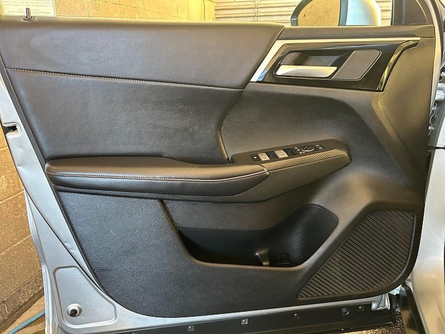 2024 SILVER Mitsubishi Outlander (JA4J3VA8XRZ) with an 4-Cyl 2.5 Liter engine, Automatic CVT transmission, located at 412 Auto Vista Drive, Palmdale, 93551, (661) 945-0620, 34.592636, -118.136681- Photo#16