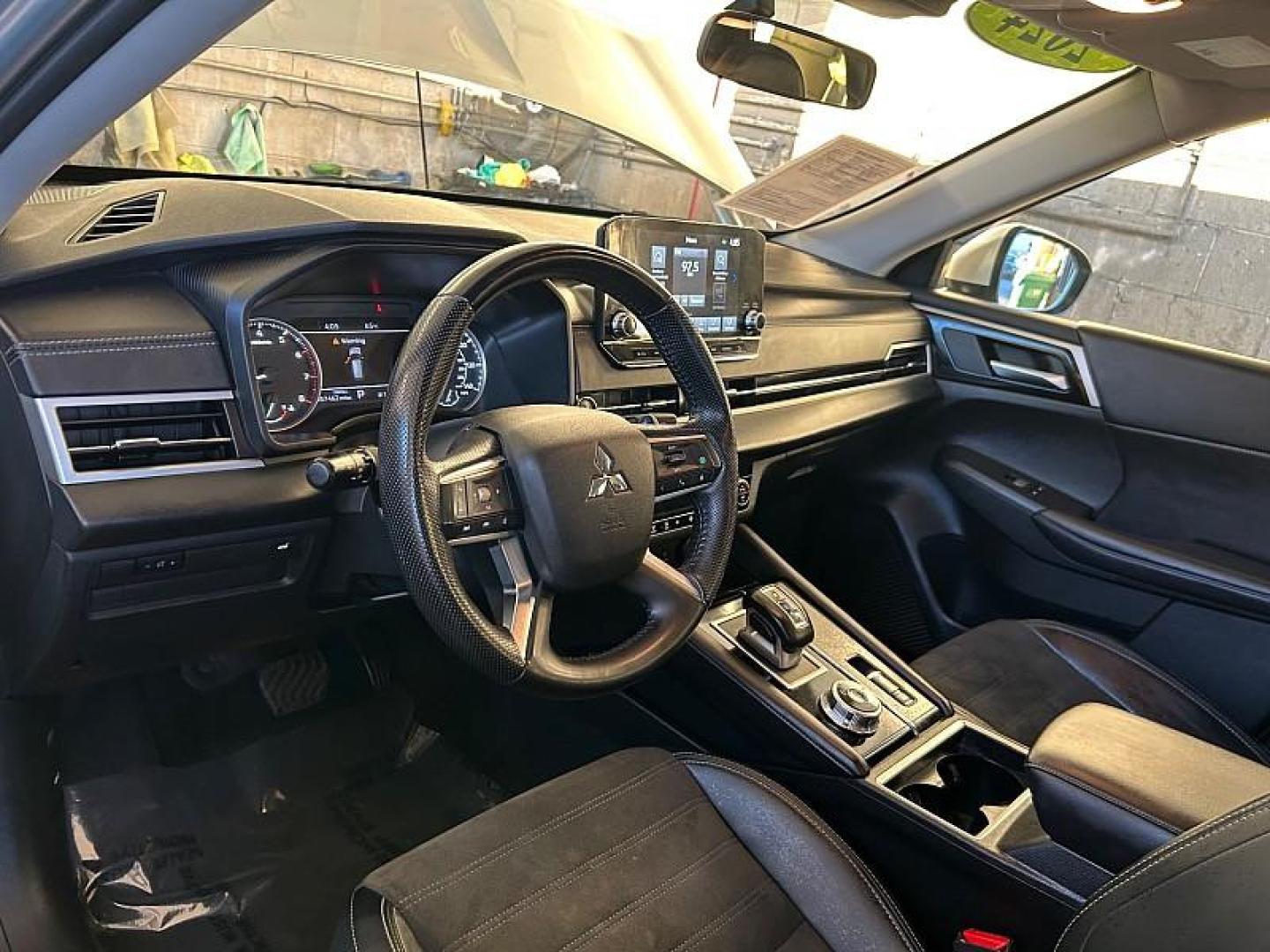2024 SILVER Mitsubishi Outlander (JA4J3VA8XRZ) with an 4-Cyl 2.5 Liter engine, Automatic CVT transmission, located at 412 Auto Vista Drive, Palmdale, 93551, (661) 945-0620, 34.592636, -118.136681- Photo#17