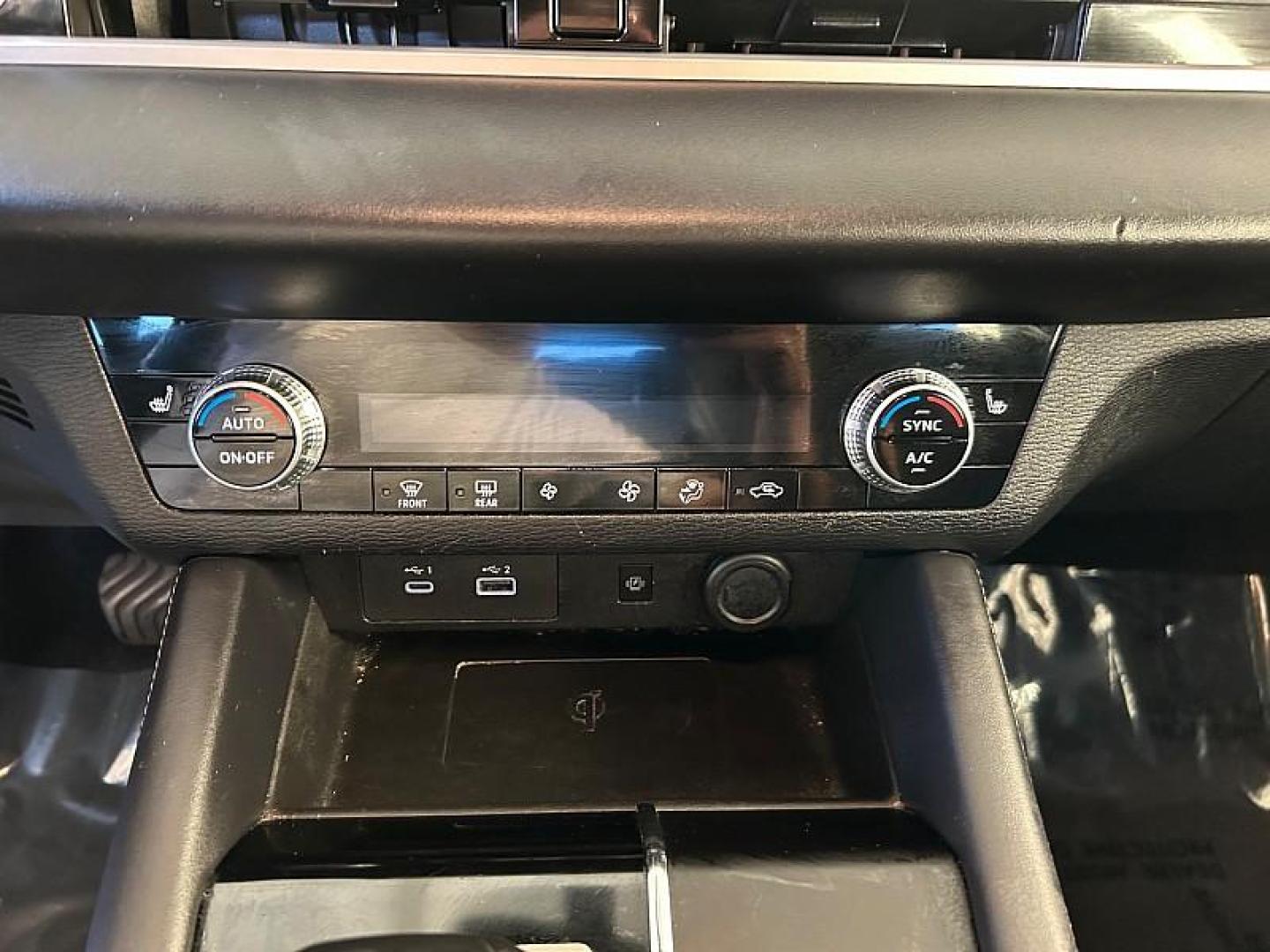 2024 SILVER Mitsubishi Outlander (JA4J3VA8XRZ) with an 4-Cyl 2.5 Liter engine, Automatic CVT transmission, located at 412 Auto Vista Drive, Palmdale, 93551, (661) 945-0620, 34.592636, -118.136681- Photo#20