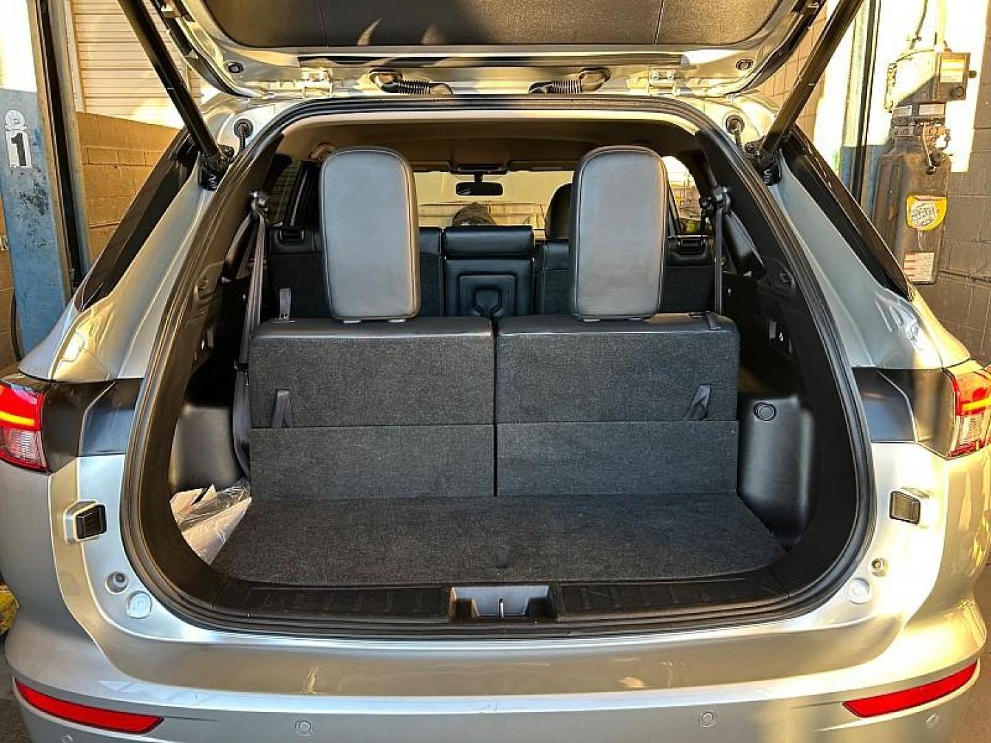 2024 SILVER Mitsubishi Outlander (JA4J3VA8XRZ) with an 4-Cyl 2.5 Liter engine, Automatic CVT transmission, located at 412 Auto Vista Drive, Palmdale, 93551, (661) 945-0620, 34.592636, -118.136681- Photo#27