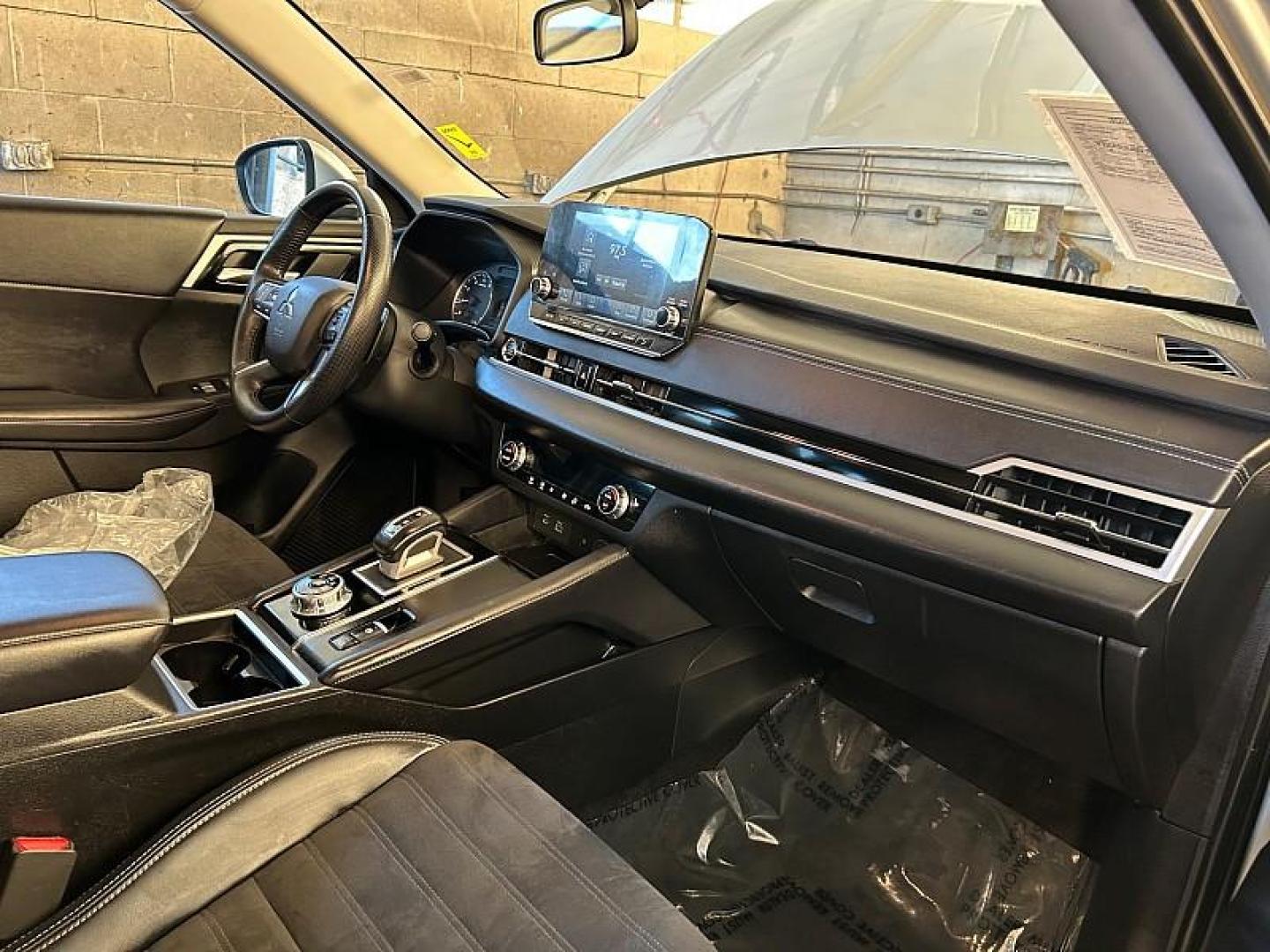 2024 SILVER Mitsubishi Outlander (JA4J3VA8XRZ) with an 4-Cyl 2.5 Liter engine, Automatic CVT transmission, located at 412 Auto Vista Drive, Palmdale, 93551, (661) 945-0620, 34.592636, -118.136681- Photo#29