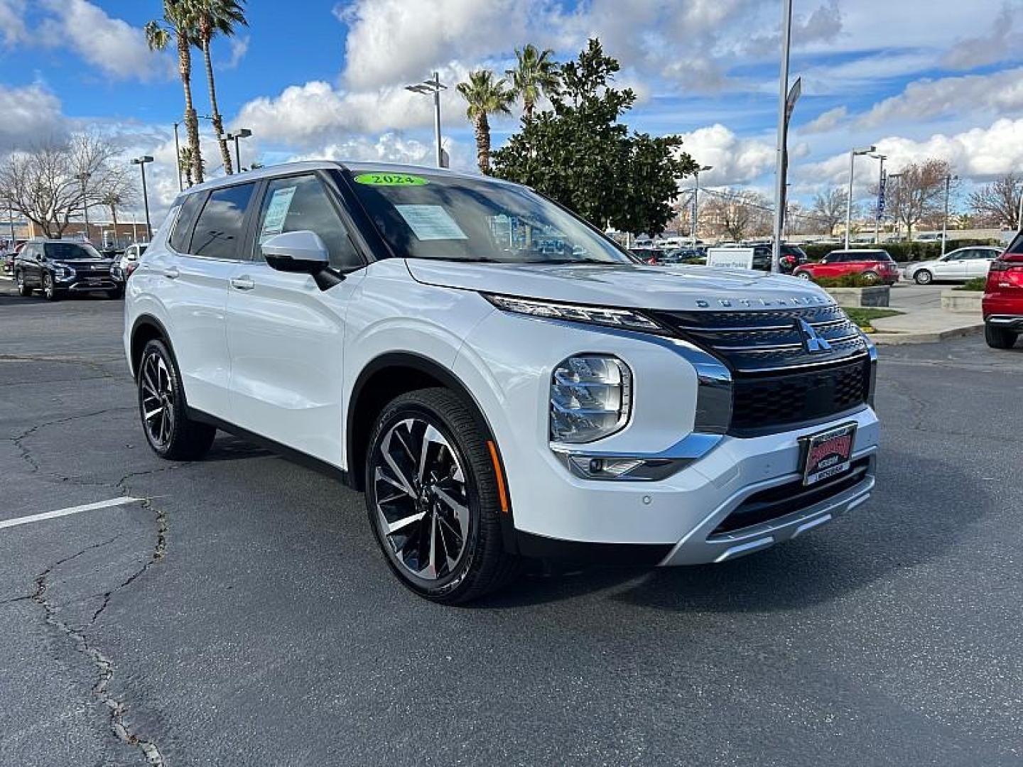2024 WHITE Mitsubishi Outlander (JA4J3VA82RZ) with an 4-Cyl 2.5 Liter engine, Automatic CVT transmission, located at 412 Auto Vista Drive, Palmdale, 93551, (661) 945-0620, 34.592636, -118.136681- Photo#0