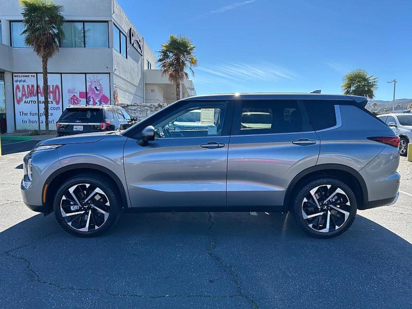 2024 SILVER Mitsubishi Outlander (JA4J4VA84RZ) with an 4-Cyl 2.5 Liter engine, Automatic CVT transmission, located at 412 Auto Vista Drive, Palmdale, 93551, (661) 945-0620, 34.592636, -118.136681 - Photo#6