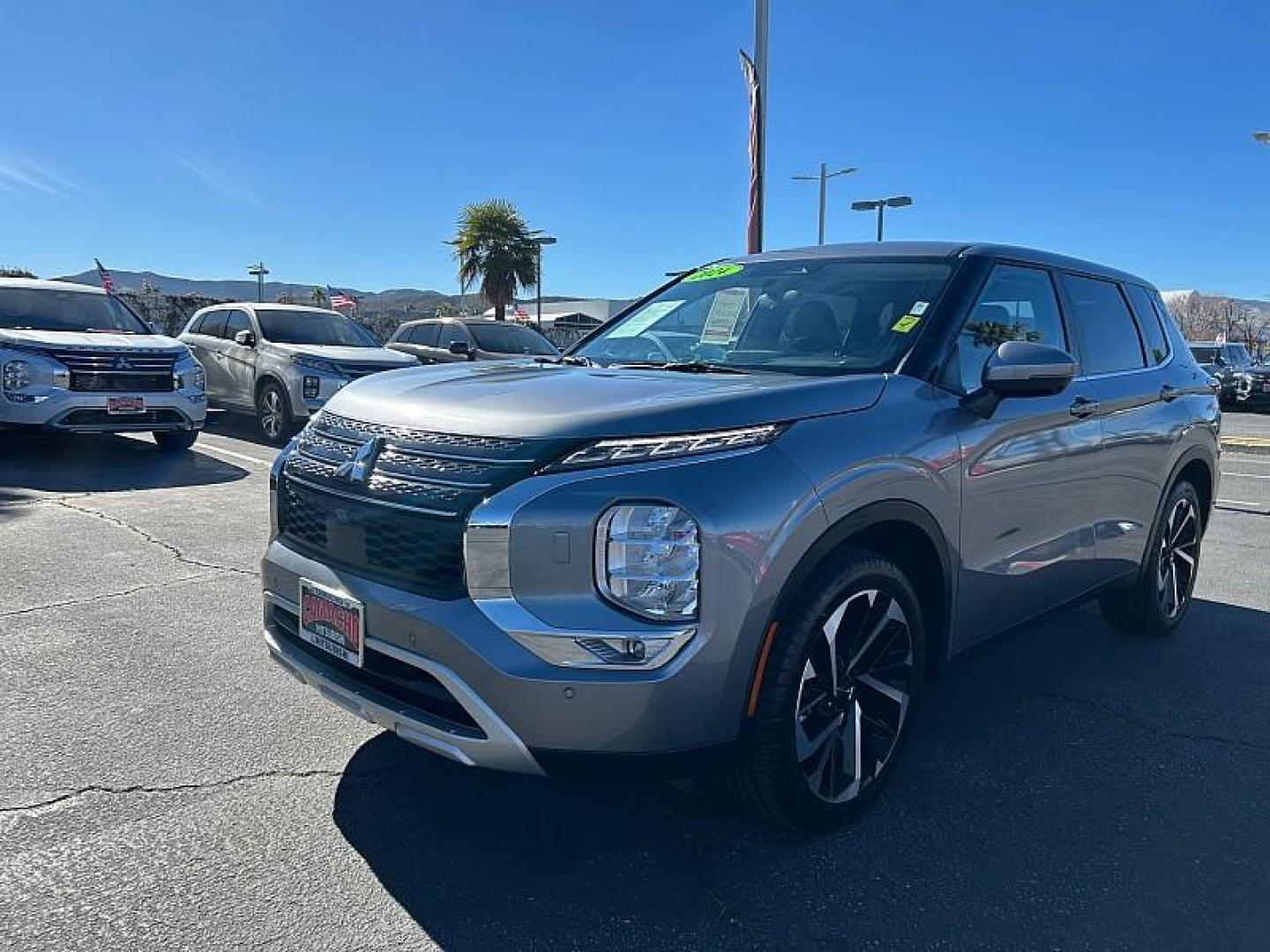 2024 SILVER Mitsubishi Outlander (JA4J4VA84RZ) with an 4-Cyl 2.5 Liter engine, Automatic CVT transmission, located at 412 Auto Vista Drive, Palmdale, 93551, (661) 945-0620, 34.592636, -118.136681 - Photo#7