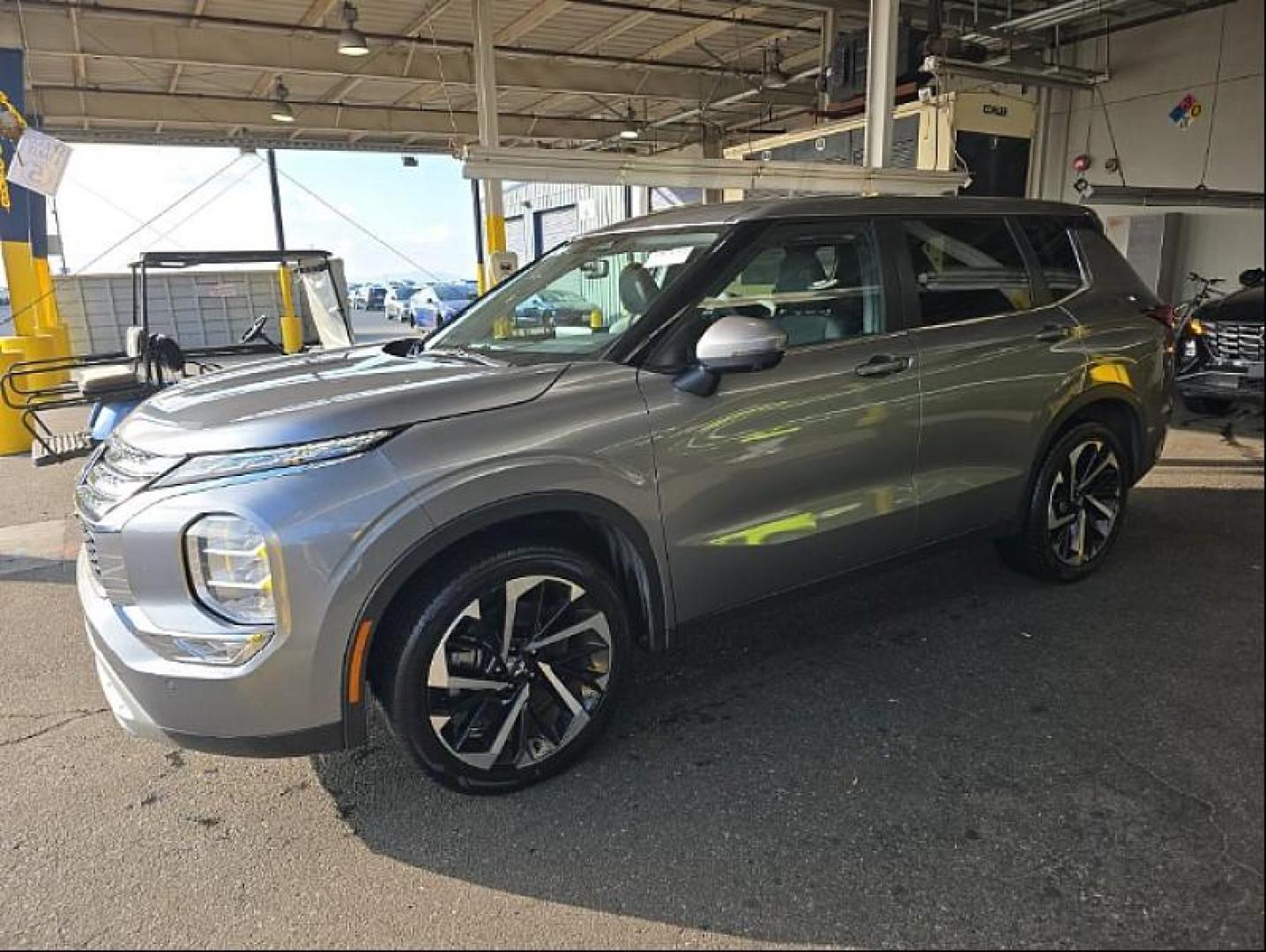 2024 GRAY Mitsubishi Outlander (JA4J3VA87RZ) with an 4-Cyl 2.5 Liter engine, Automatic CVT transmission, located at 412 Auto Vista Drive, Palmdale, 93551, (661) 945-0620, 34.592636, -118.136681 - Photo#1