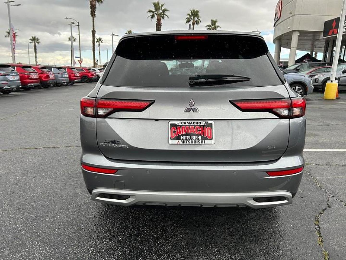2024 SILVER Mitsubishi Outlander (JA4J3VA80RZ) with an 4-Cyl 2.5 Liter engine, Automatic CVT transmission, located at 412 Auto Vista Drive, Palmdale, 93551, (661) 945-0620, 34.592636, -118.136681 - Photo#3