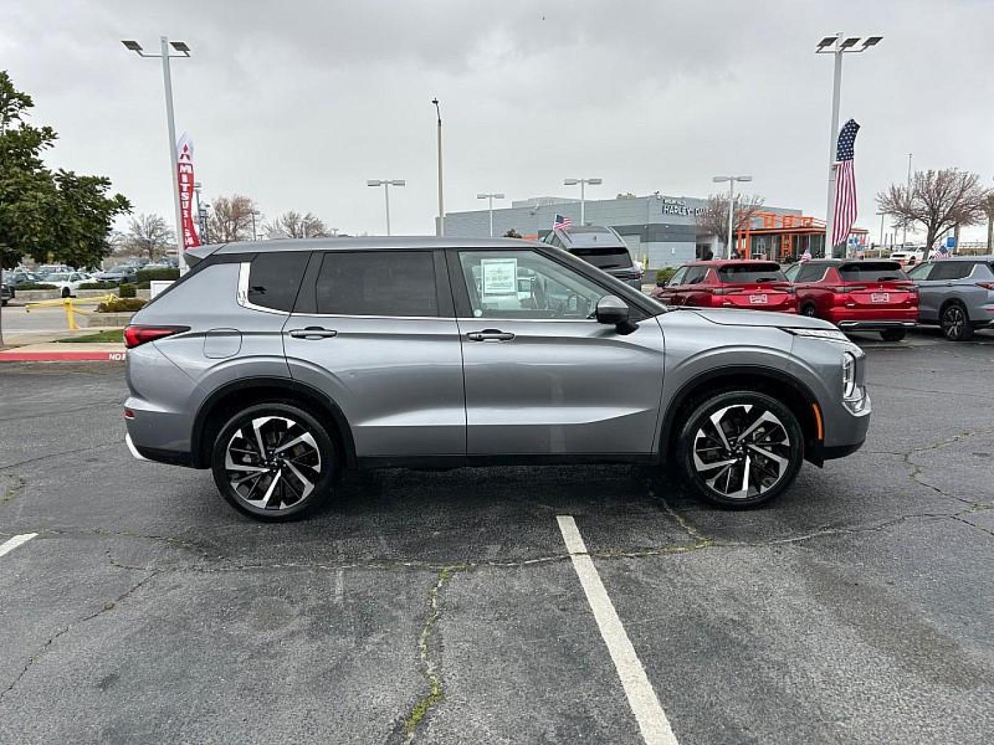 2024 SILVER Mitsubishi Outlander (JA4J3VA80RZ) with an 4-Cyl 2.5 Liter engine, Automatic CVT transmission, located at 412 Auto Vista Drive, Palmdale, 93551, (661) 945-0620, 34.592636, -118.136681 - Photo#10