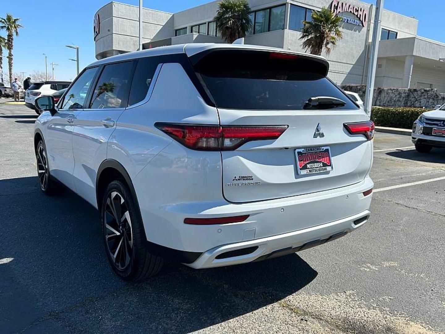 2024 SILVER Mitsubishi Outlander (JA4J3VA81RZ) with an 4-Cyl 2.5 Liter engine, Automatic CVT transmission, located at 412 Auto Vista Drive, Palmdale, 93551, (661) 945-0620, 34.592636, -118.136681 - Photo#3