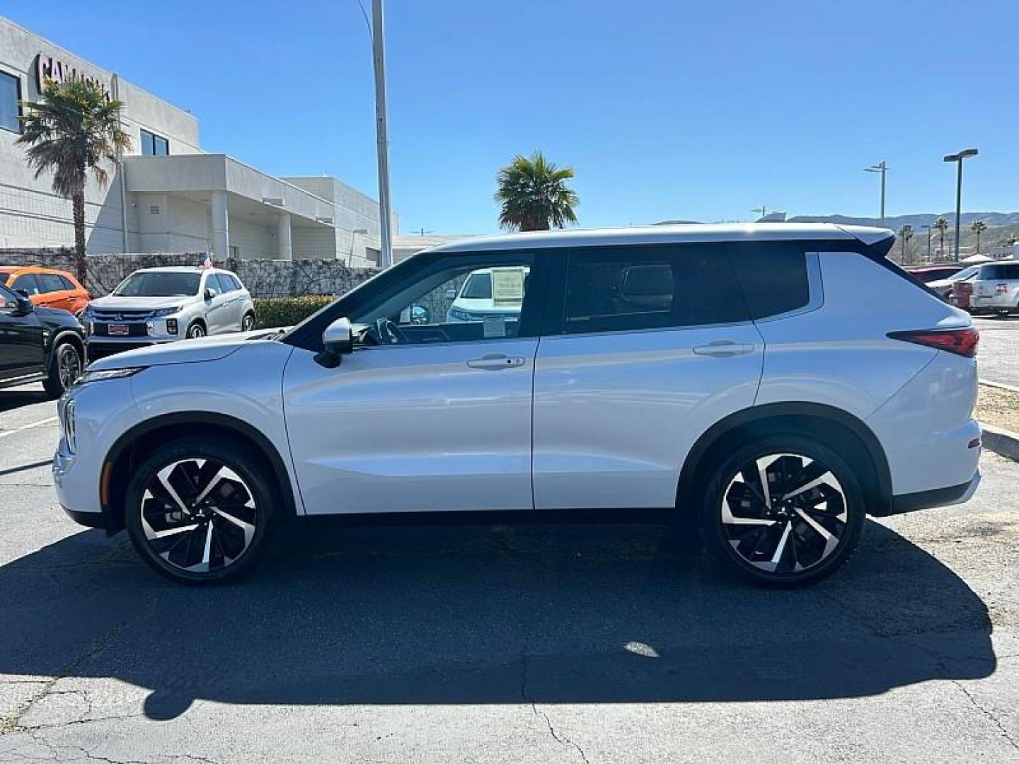 2024 SILVER Mitsubishi Outlander (JA4J3VA81RZ) with an 4-Cyl 2.5 Liter engine, Automatic CVT transmission, located at 412 Auto Vista Drive, Palmdale, 93551, (661) 945-0620, 34.592636, -118.136681 - Photo#4