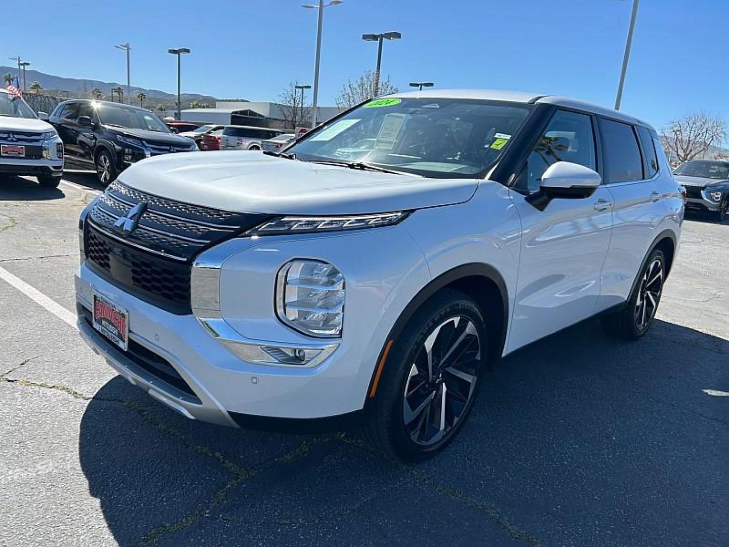2024 SILVER Mitsubishi Outlander (JA4J3VA81RZ) with an 4-Cyl 2.5 Liter engine, Automatic CVT transmission, located at 412 Auto Vista Drive, Palmdale, 93551, (661) 945-0620, 34.592636, -118.136681 - Photo#5