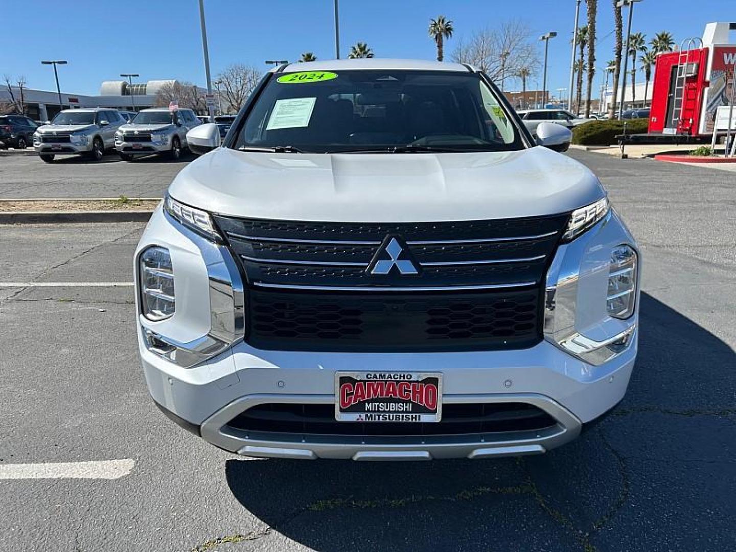 2024 SILVER Mitsubishi Outlander (JA4J3VA81RZ) with an 4-Cyl 2.5 Liter engine, Automatic CVT transmission, located at 412 Auto Vista Drive, Palmdale, 93551, (661) 945-0620, 34.592636, -118.136681 - Photo#6