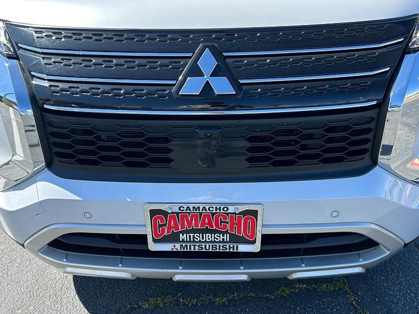 2024 SILVER Mitsubishi Outlander (JA4J3VA81RZ) with an 4-Cyl 2.5 Liter engine, Automatic CVT transmission, located at 412 Auto Vista Drive, Palmdale, 93551, (661) 945-0620, 34.592636, -118.136681 - Photo#9