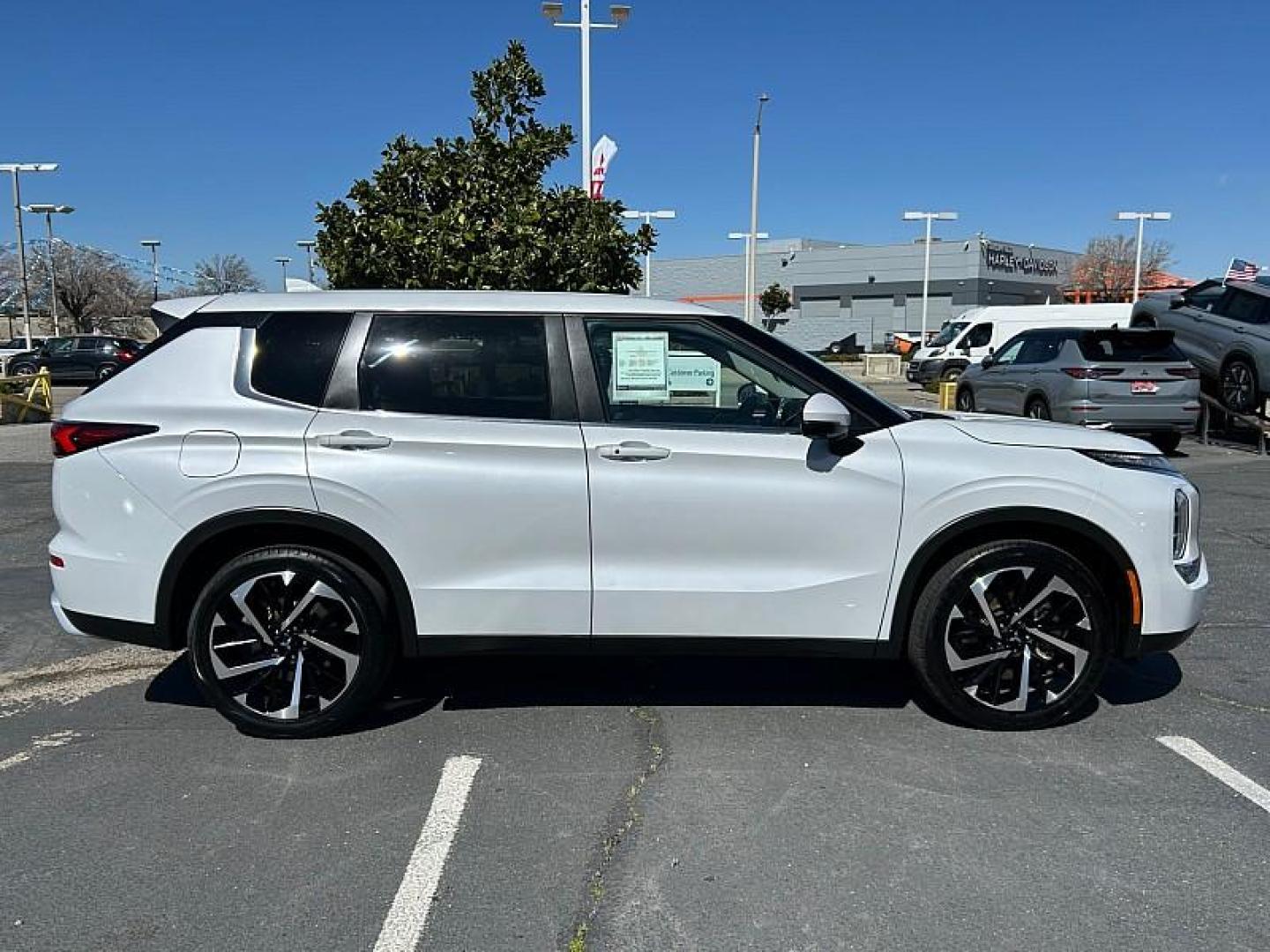 2024 SILVER Mitsubishi Outlander (JA4J3VA81RZ) with an 4-Cyl 2.5 Liter engine, Automatic CVT transmission, located at 412 Auto Vista Drive, Palmdale, 93551, (661) 945-0620, 34.592636, -118.136681 - Photo#10