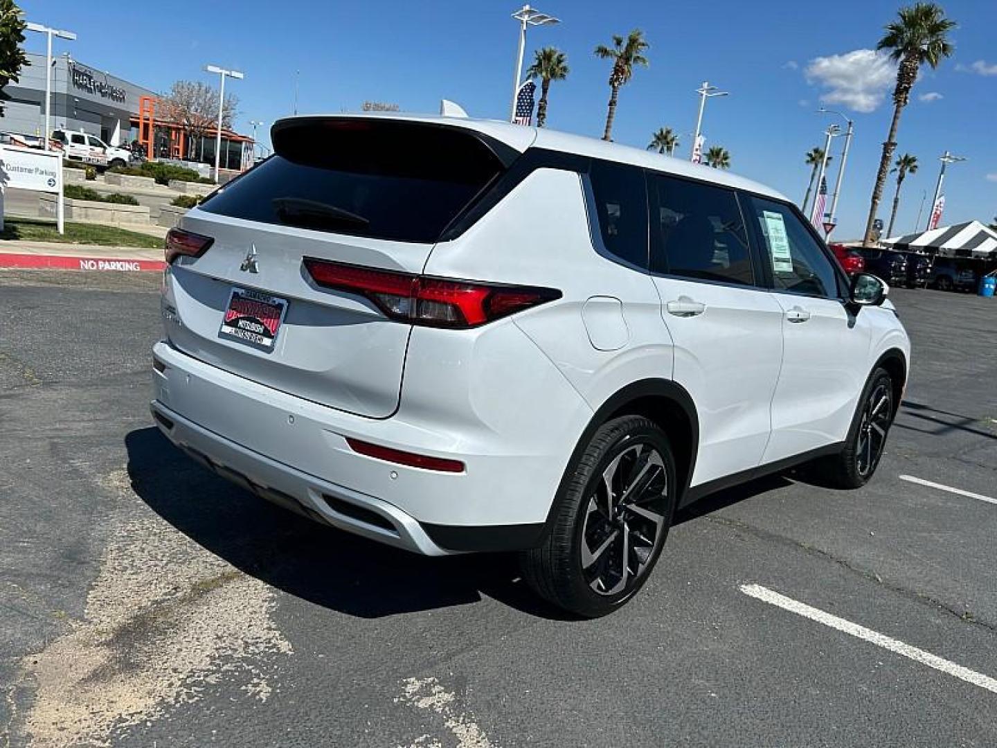 2024 SILVER Mitsubishi Outlander (JA4J3VA81RZ) with an 4-Cyl 2.5 Liter engine, Automatic CVT transmission, located at 412 Auto Vista Drive, Palmdale, 93551, (661) 945-0620, 34.592636, -118.136681 - Photo#11