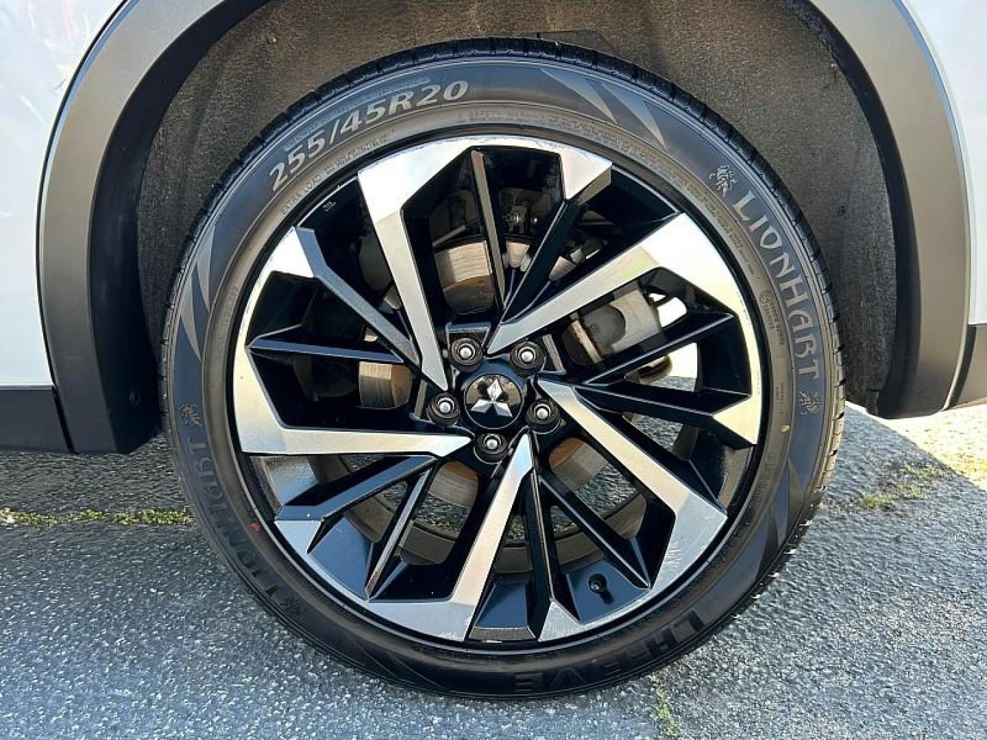 2024 SILVER Mitsubishi Outlander (JA4J3VA81RZ) with an 4-Cyl 2.5 Liter engine, Automatic CVT transmission, located at 412 Auto Vista Drive, Palmdale, 93551, (661) 945-0620, 34.592636, -118.136681 - Photo#14